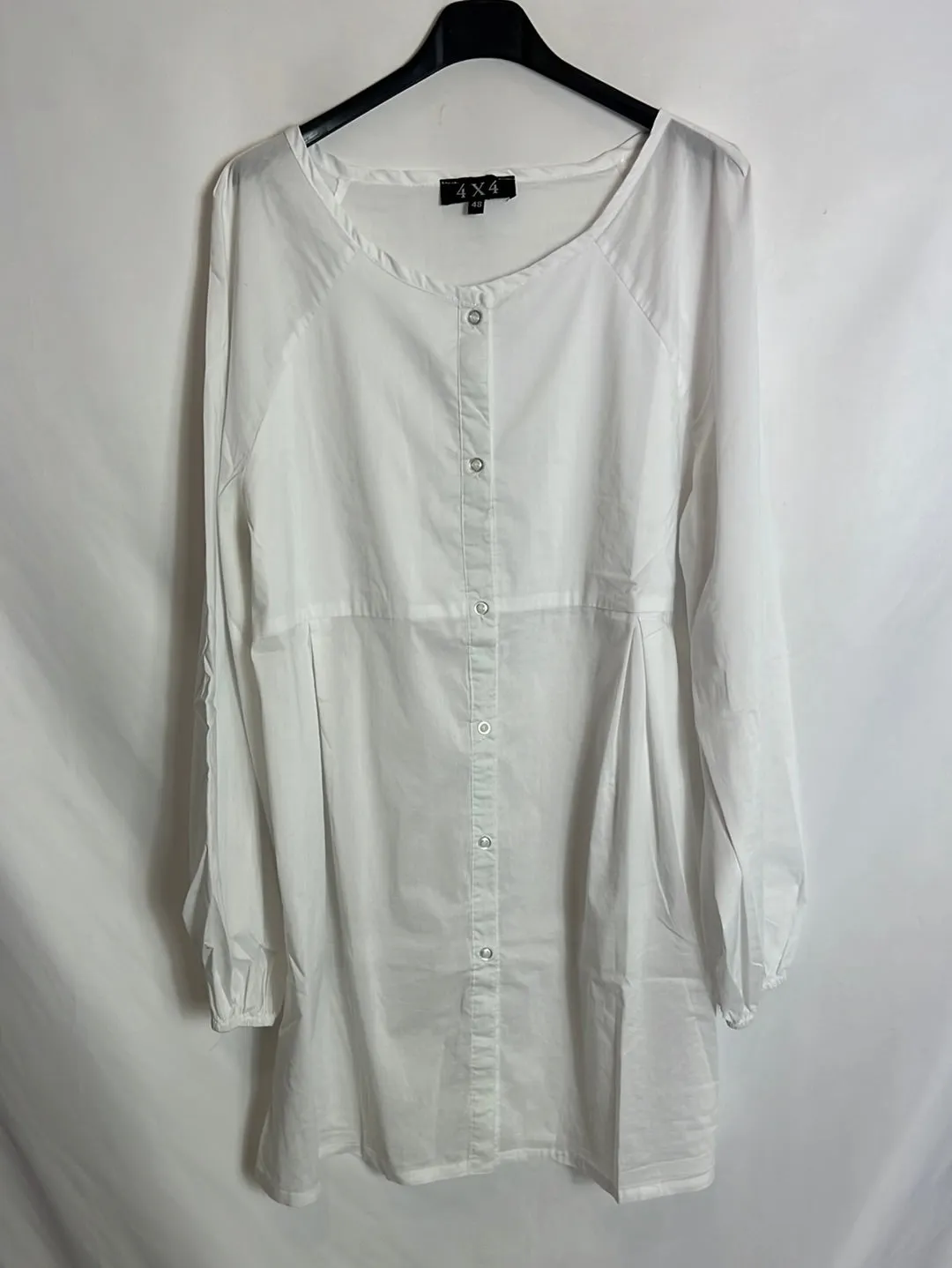 4x4. Vestido corto blanco abotonado. T 48
