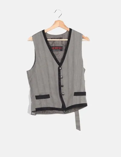 Americo Tavar Chaleco gris rayas