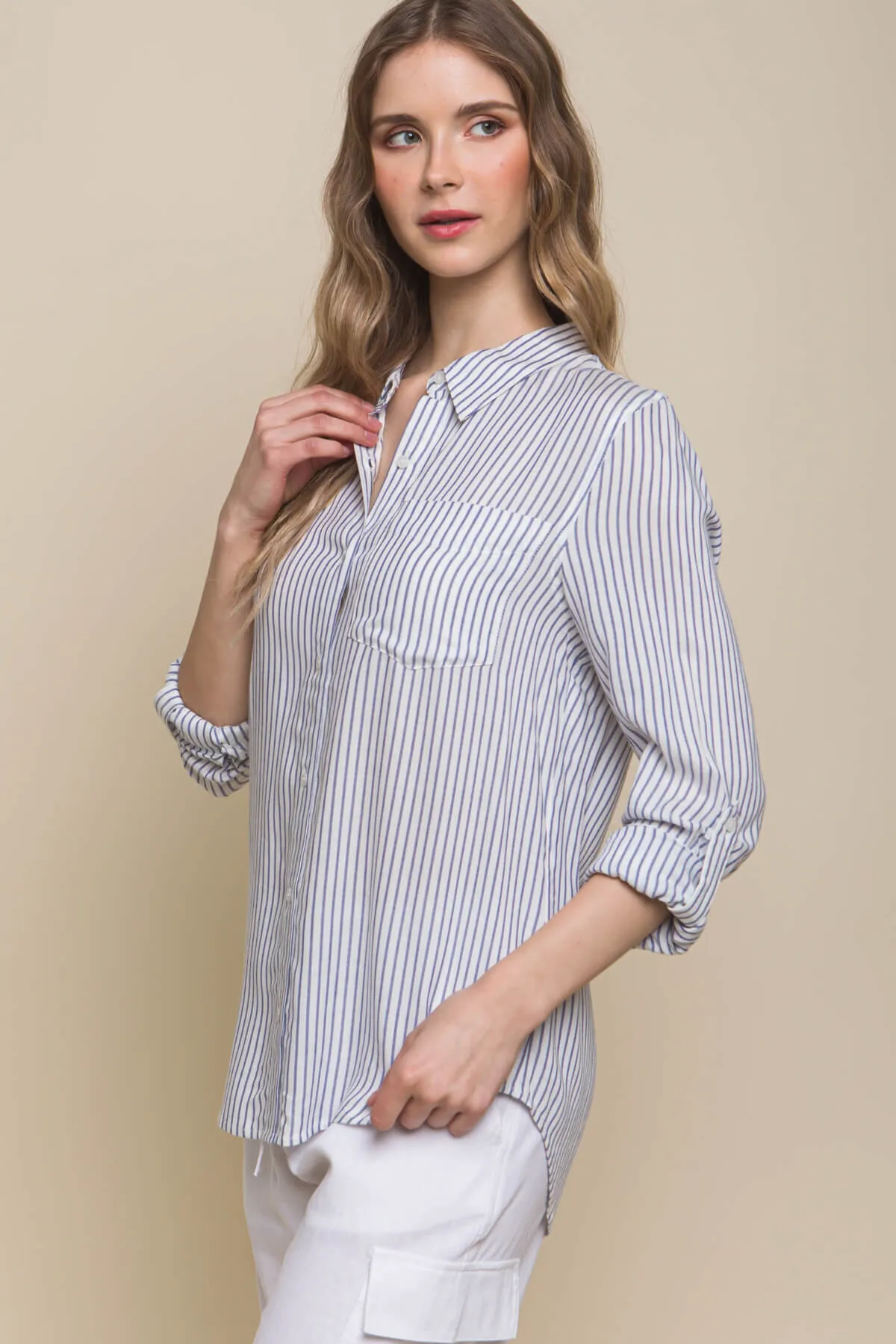 Blusa de rayas y mangas arrollables