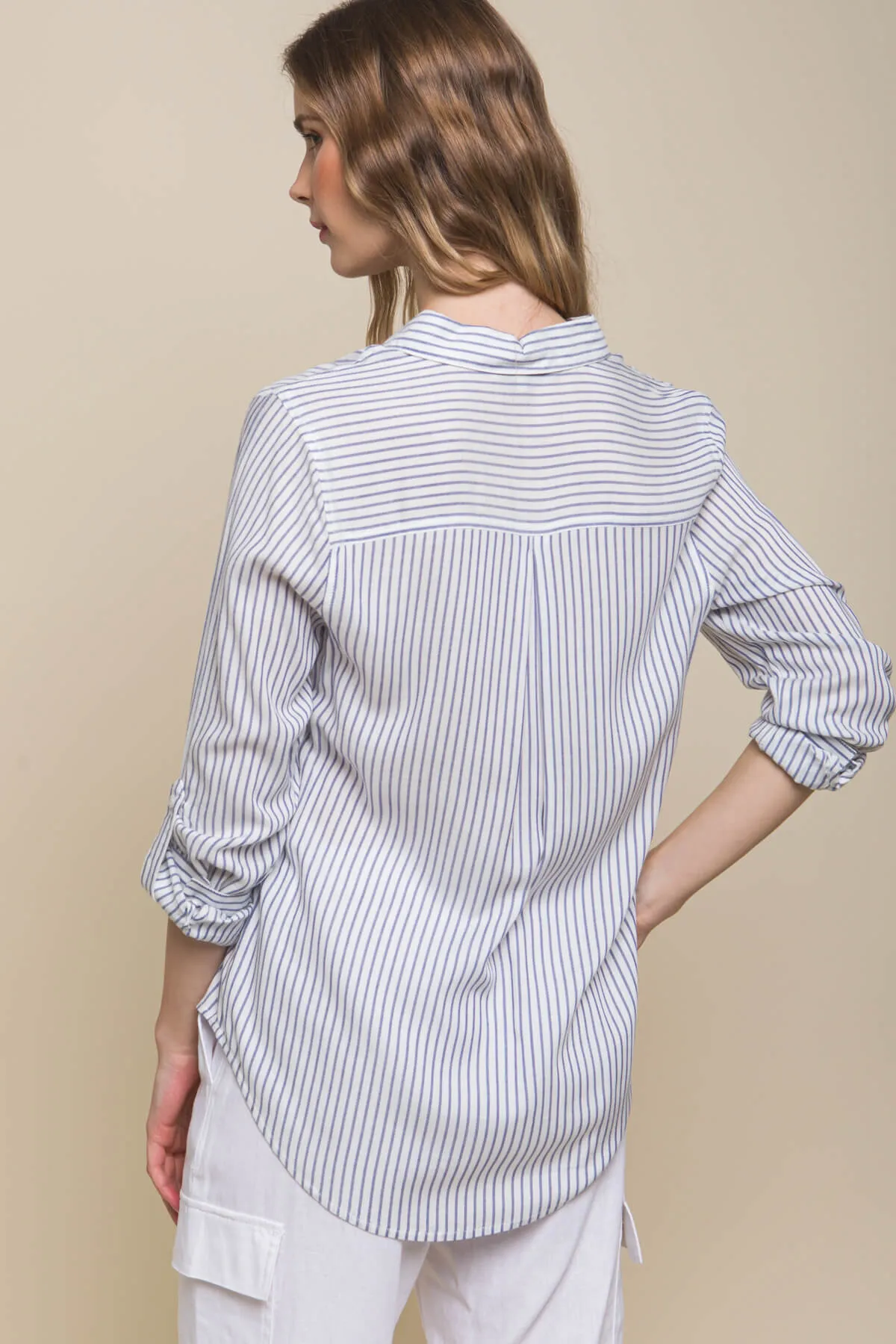 Blusa de rayas y mangas arrollables