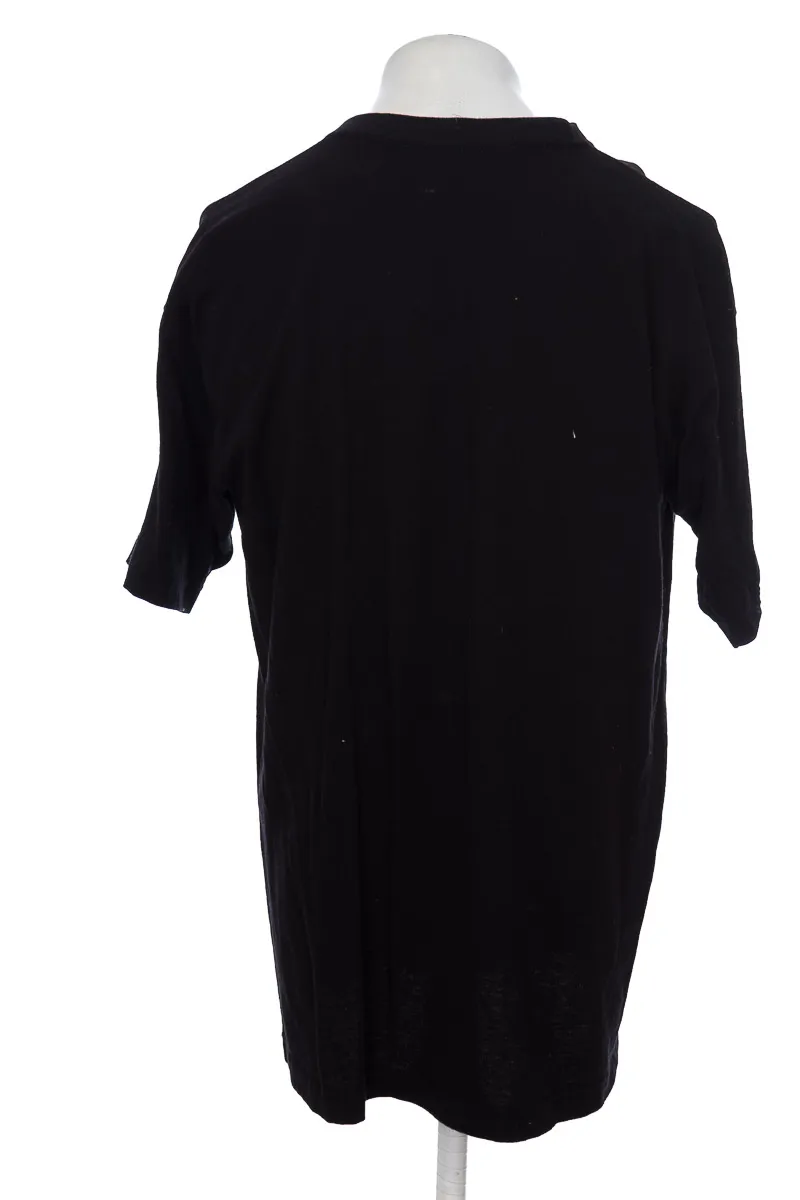 CAMISETA COLOR NEGRO  CLOSEANDO