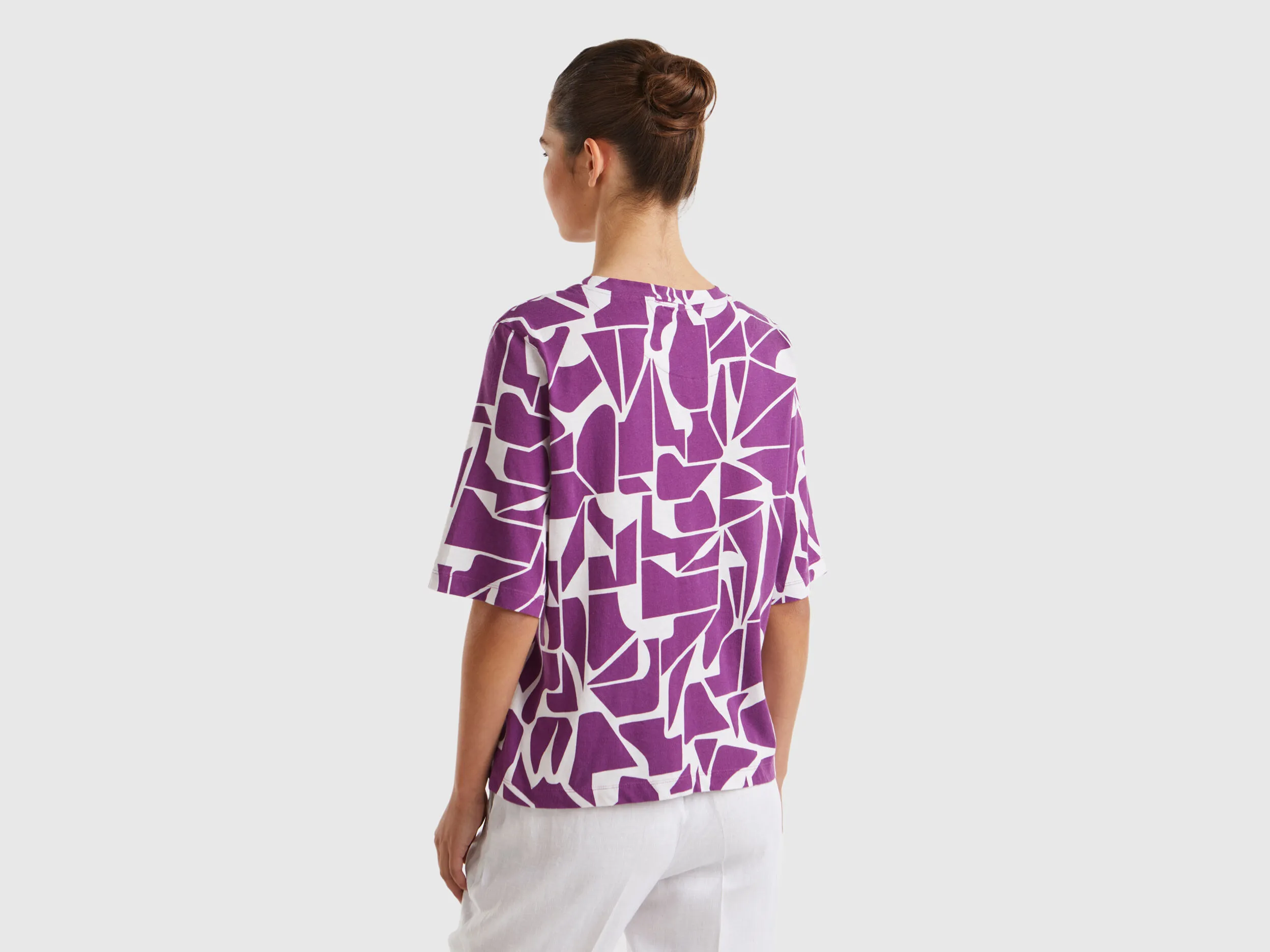 Camiseta con estampado geométrico
