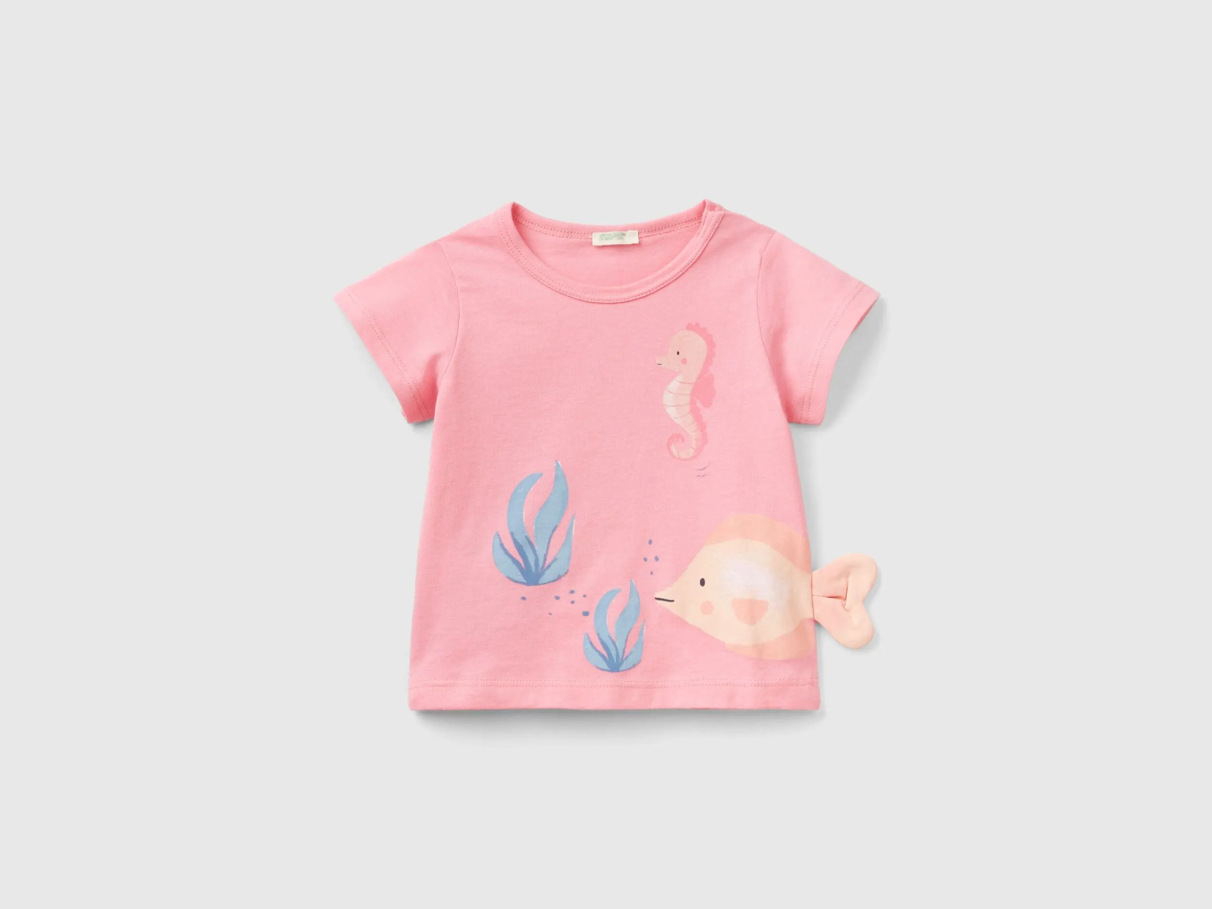 Camiseta con estampado y parche