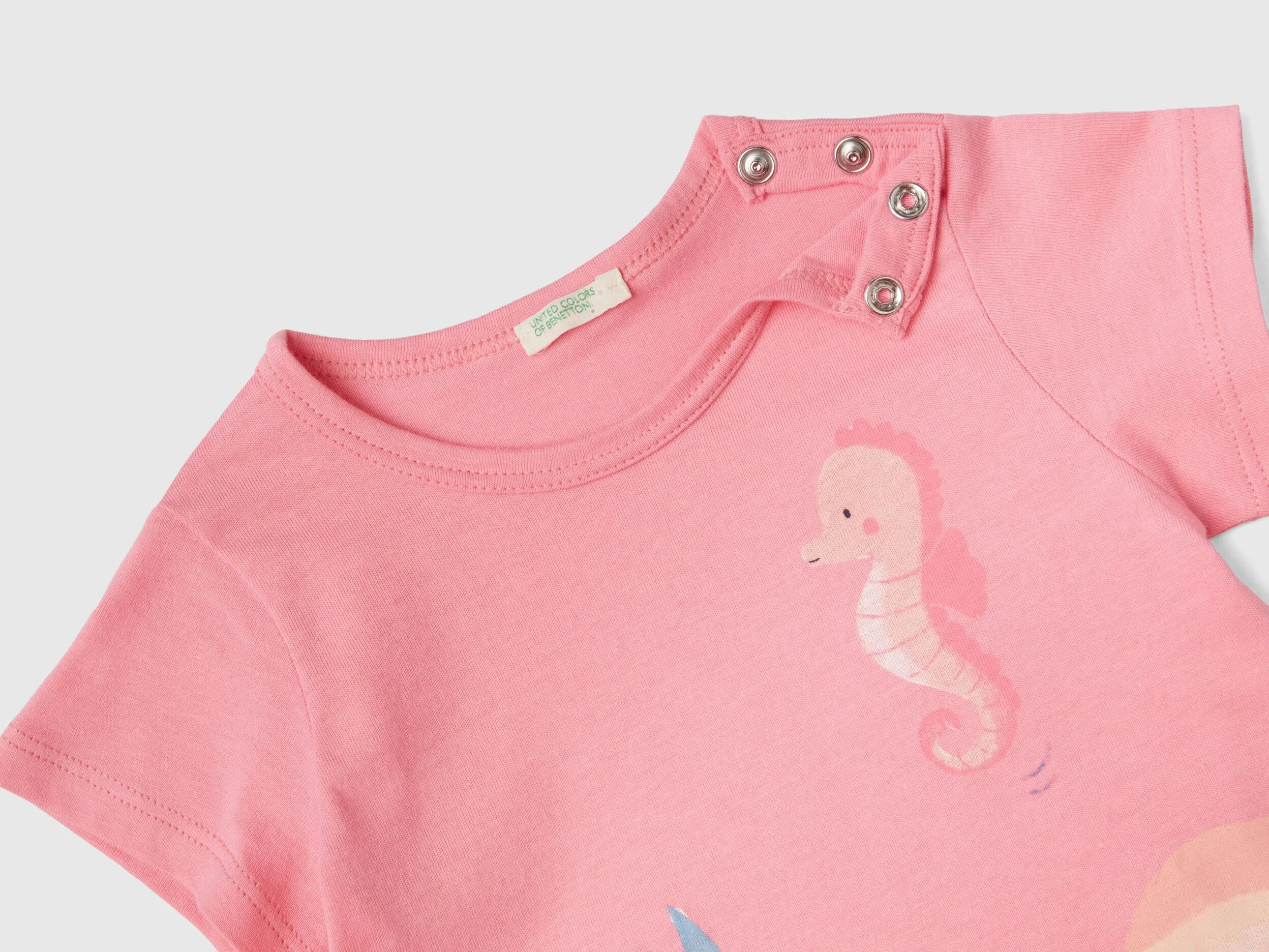 Camiseta con estampado y parche