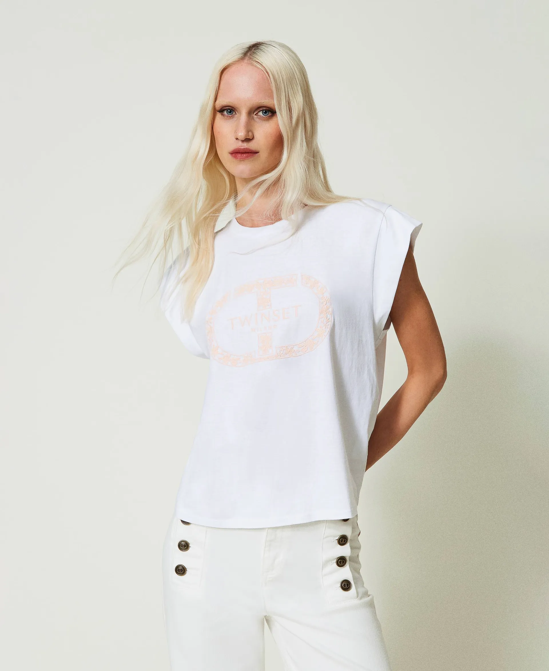 Camiseta con Oval T y manga casquillo