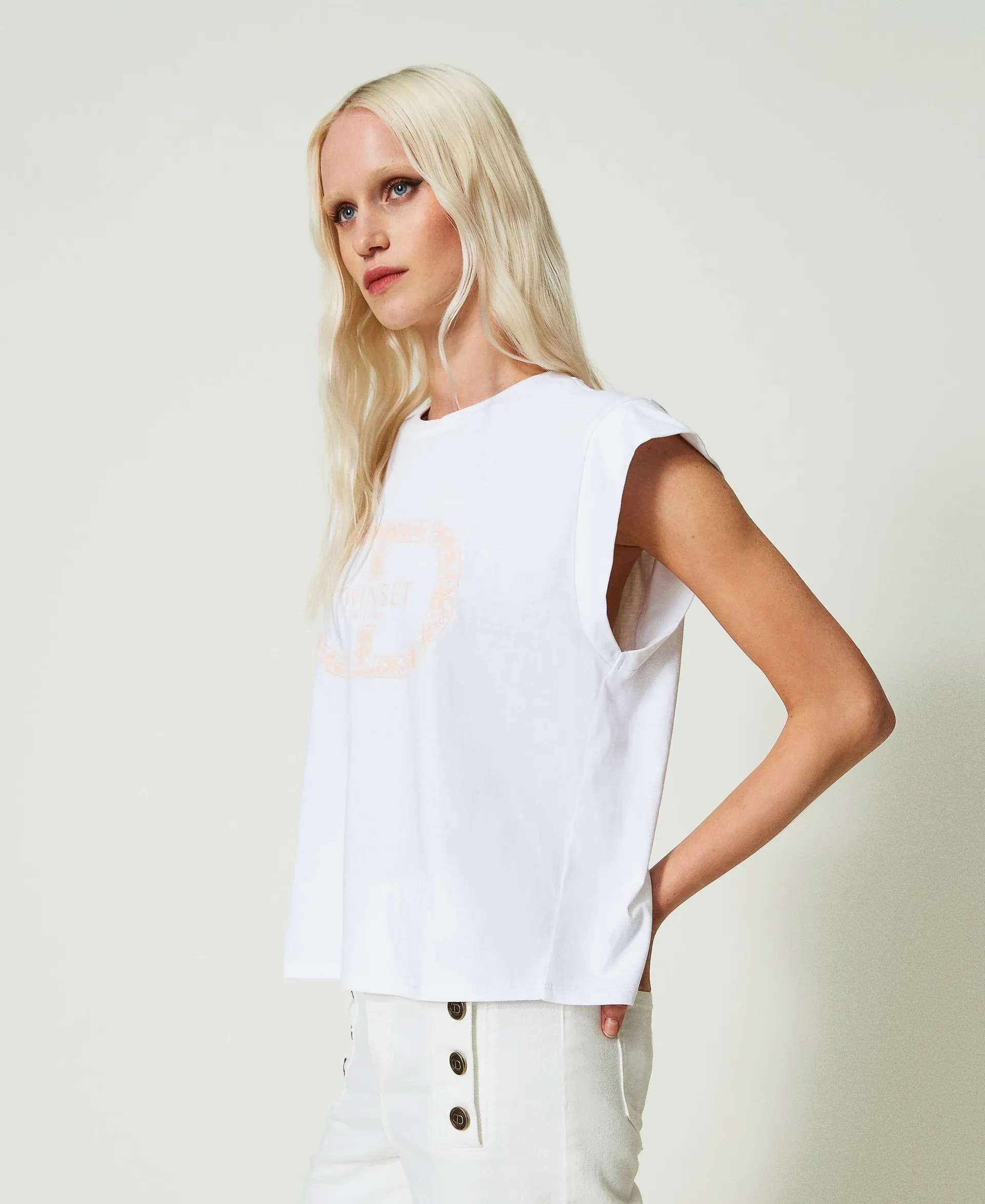 Camiseta con Oval T y manga casquillo