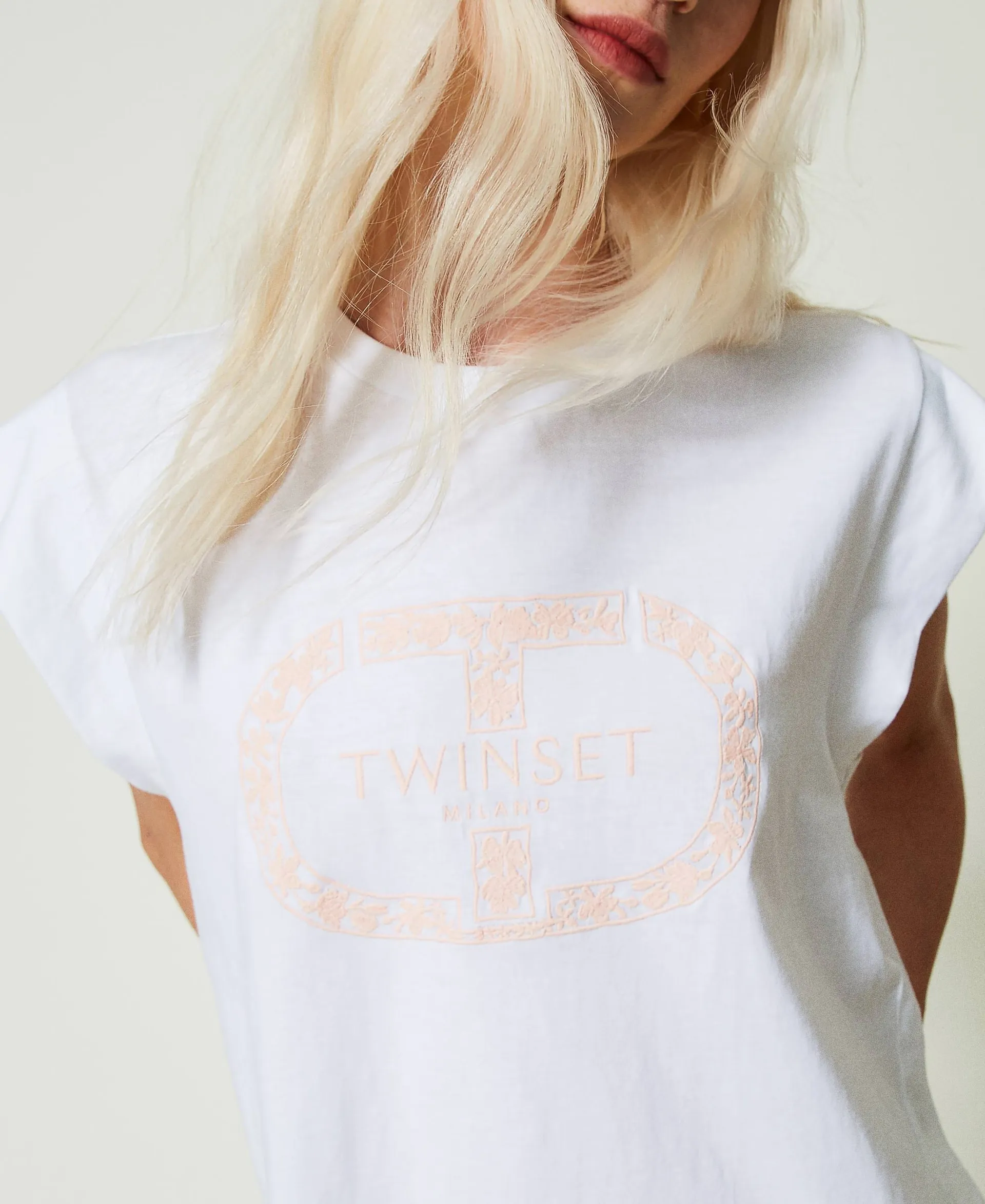 Camiseta con Oval T y manga casquillo