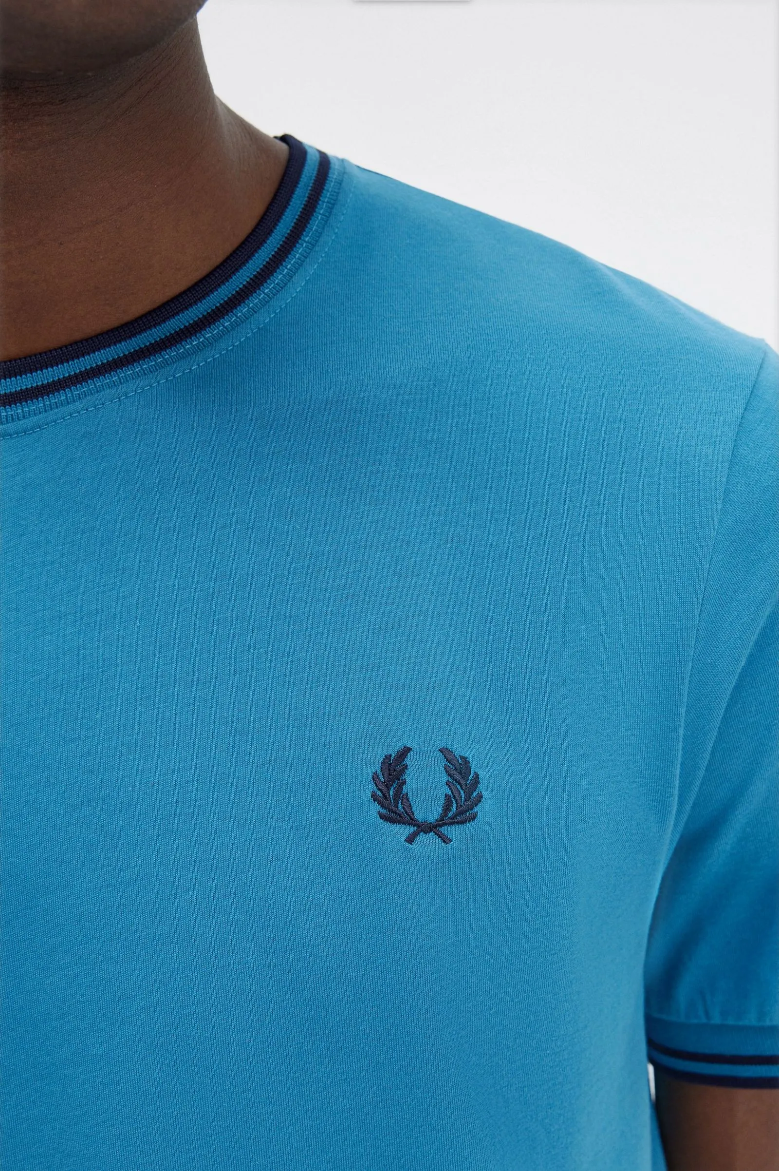 Camiseta con ribete con dos franjas