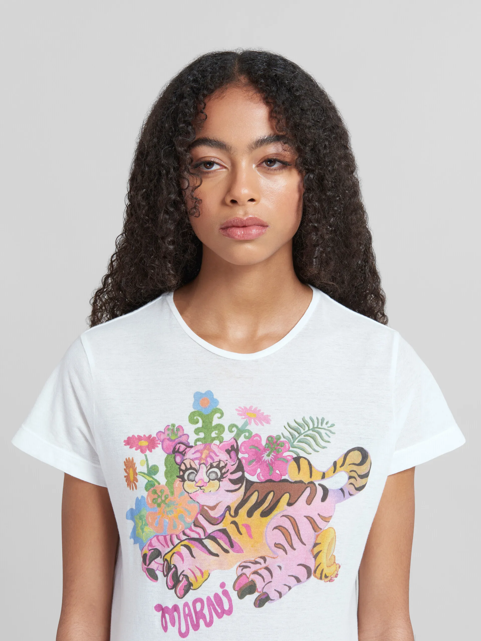 Camiseta de corte slim de algodón orgánico blanca con estampado