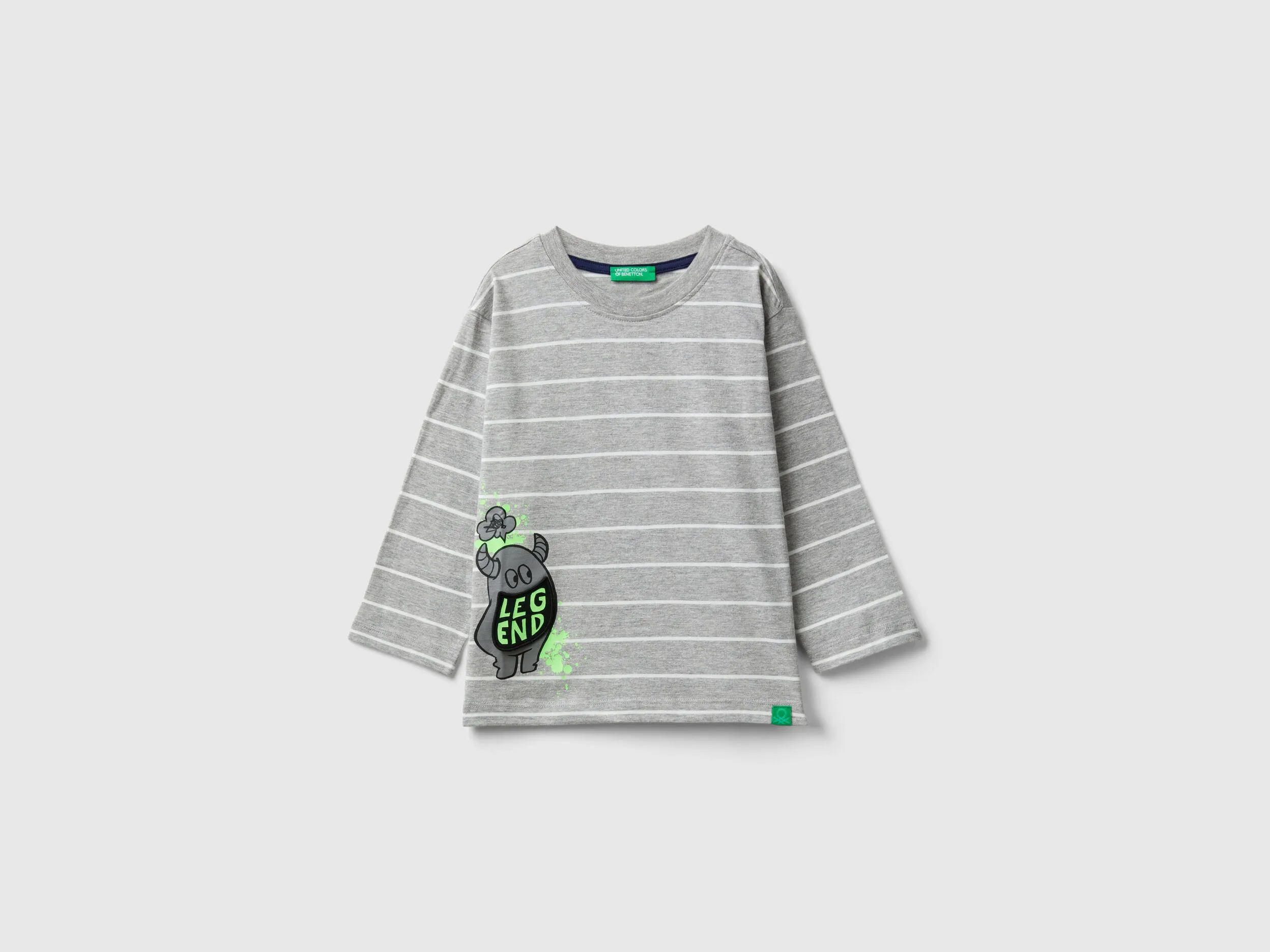 Camiseta de rayas con aplicación