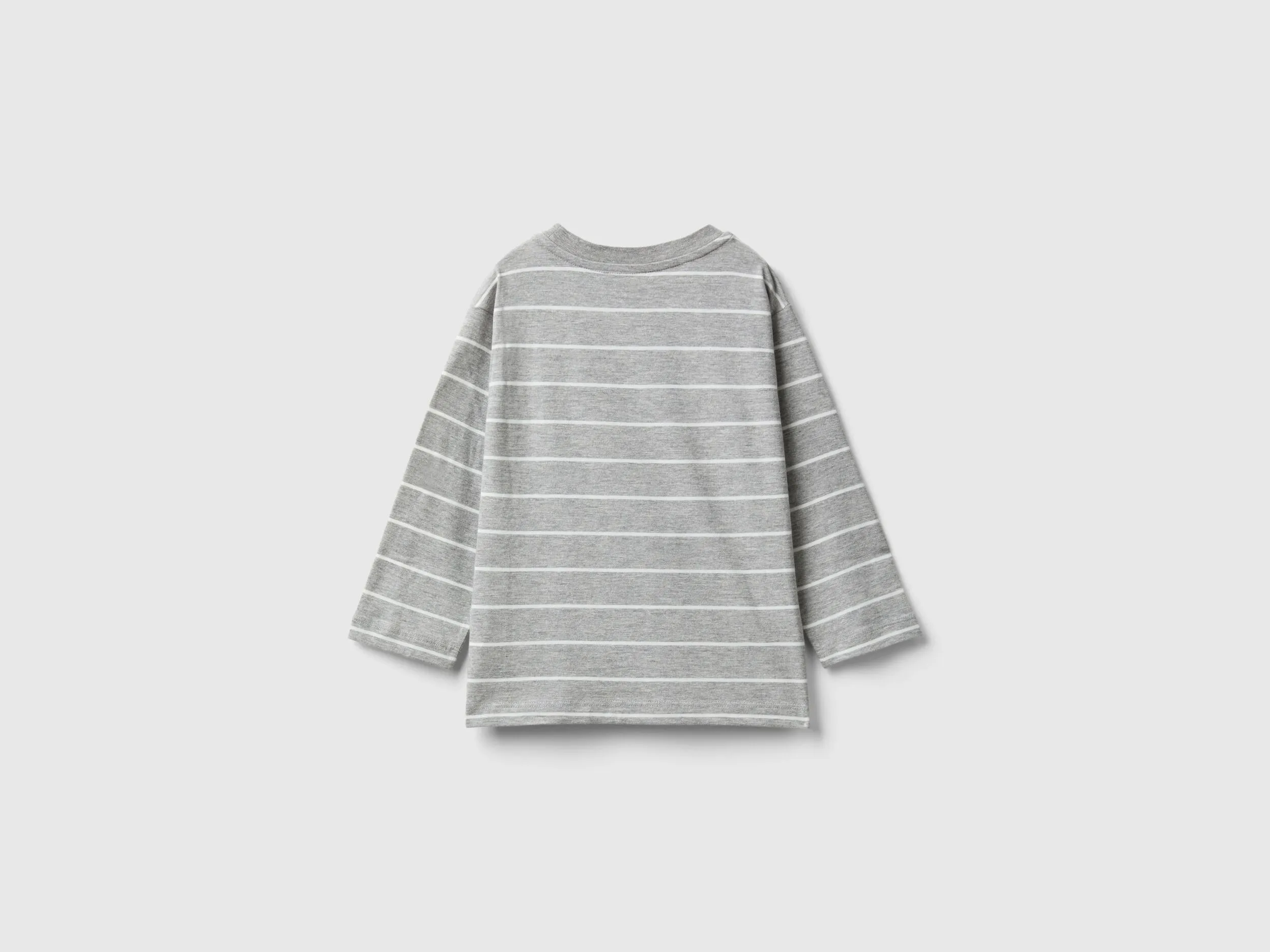 Camiseta de rayas con aplicación