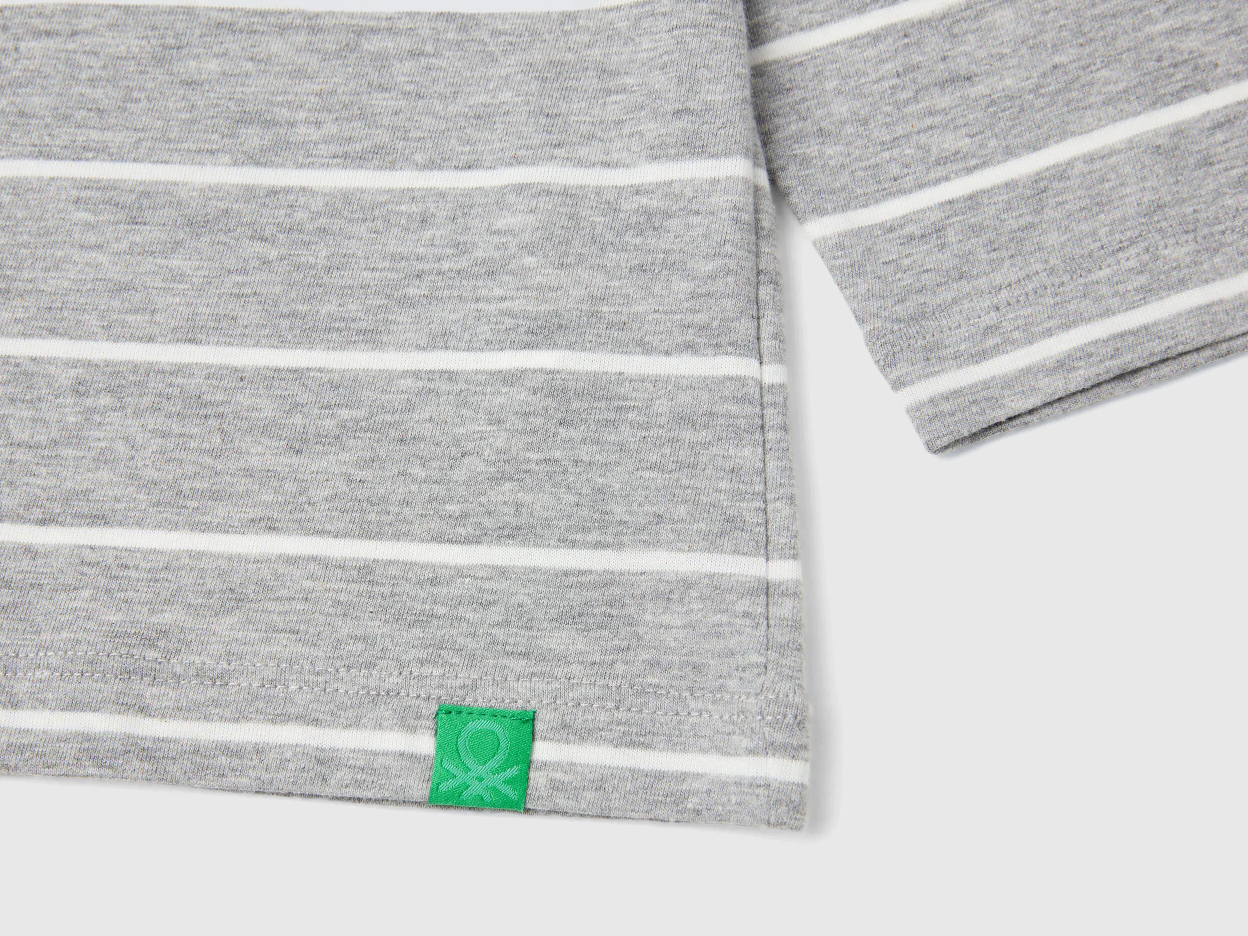 Camiseta de rayas con aplicación