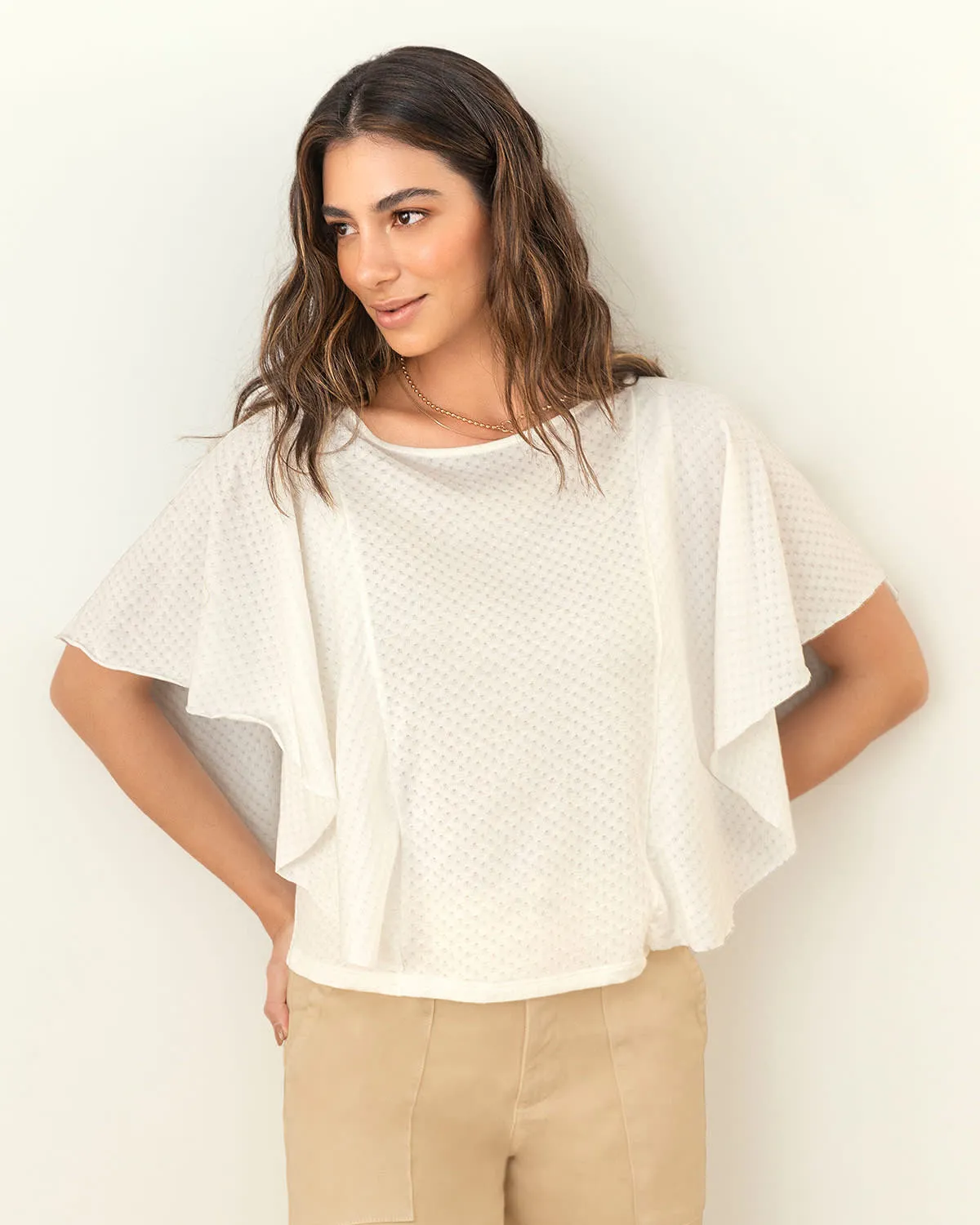 Camiseta manga corta con cuello ovalado y boleros en mangas
