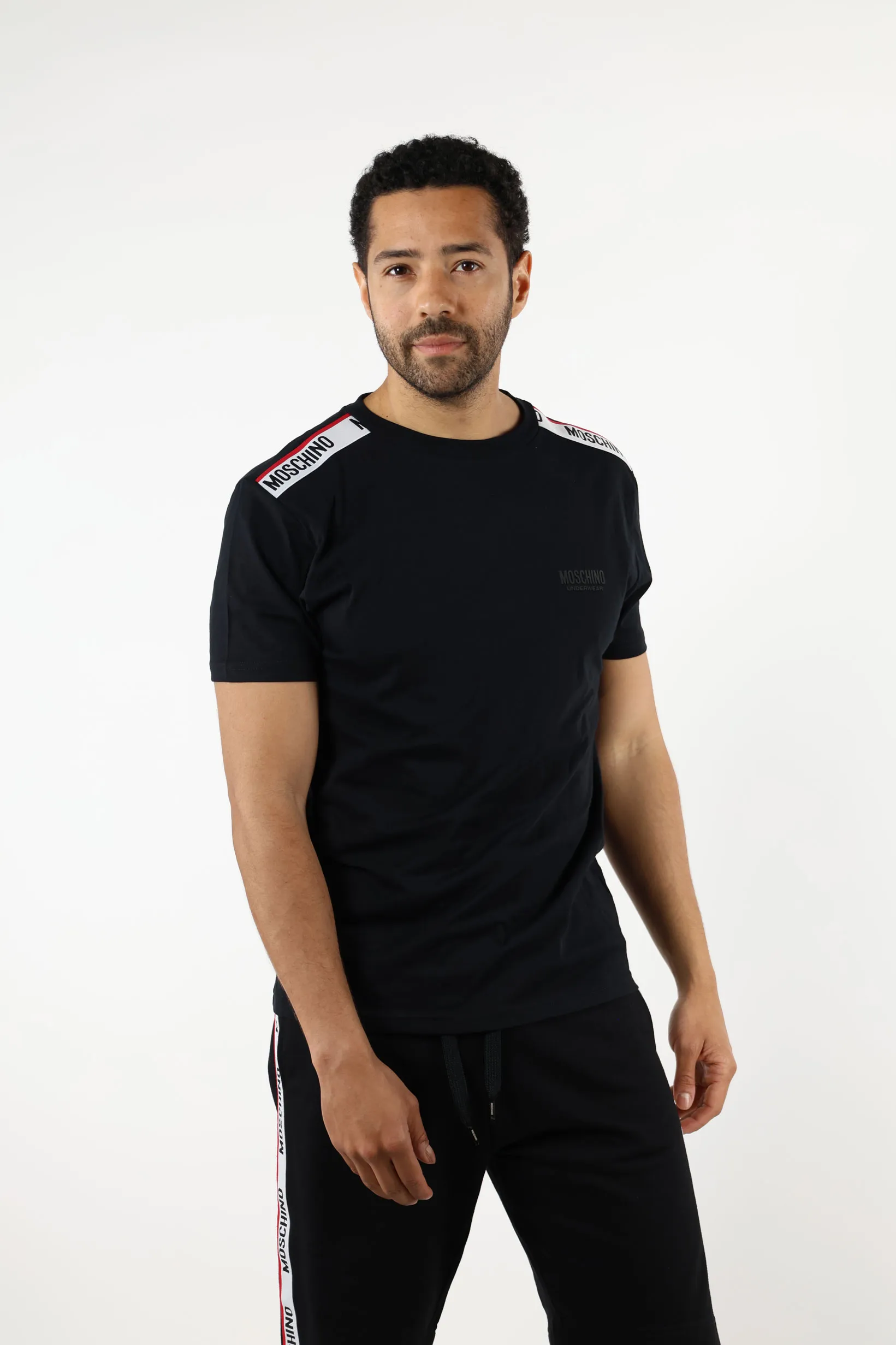 Camiseta negra con logo blanco con detalle rojo en cinta en hombros