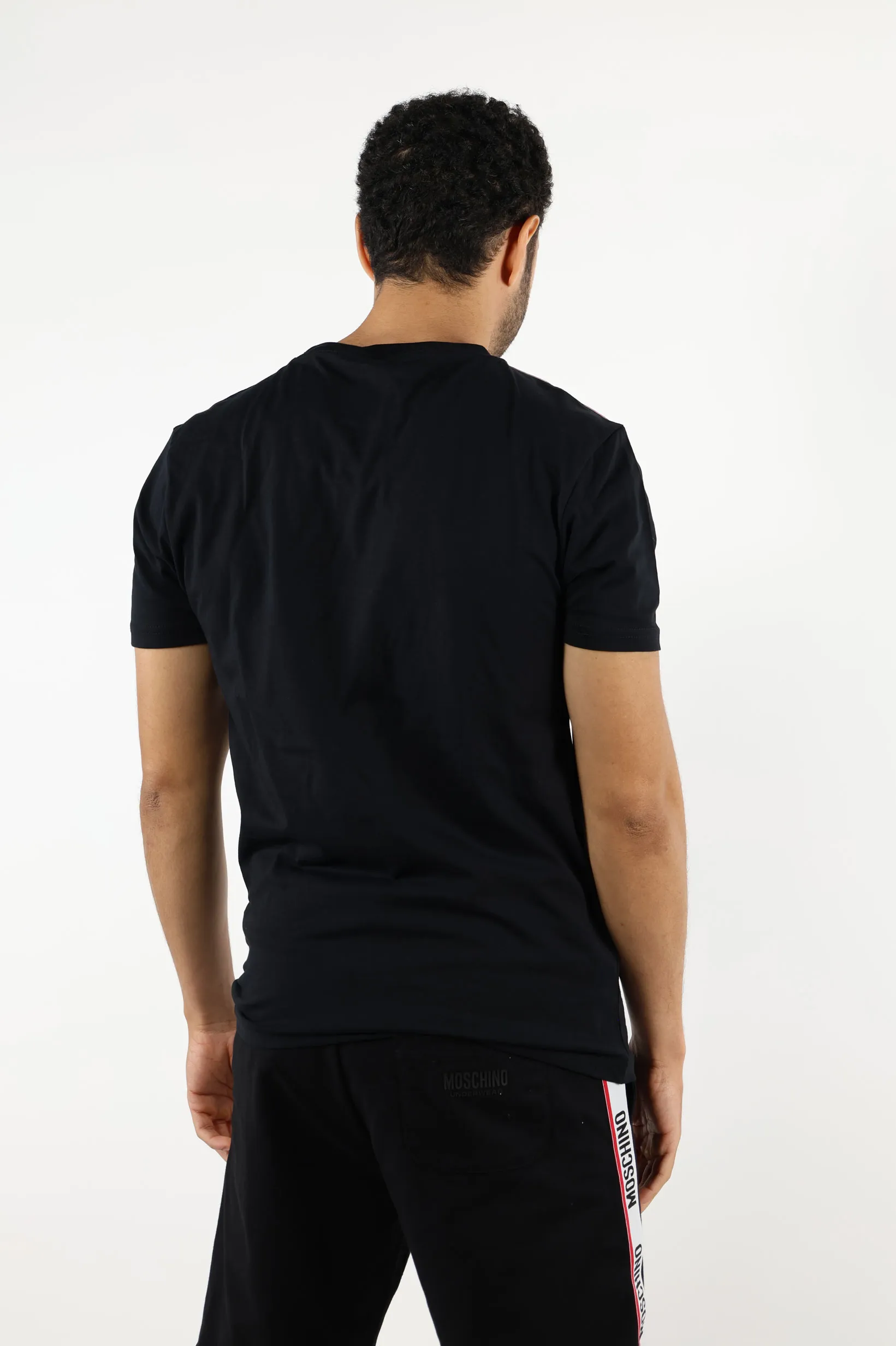 Camiseta negra con logo blanco con detalle rojo en cinta en hombros