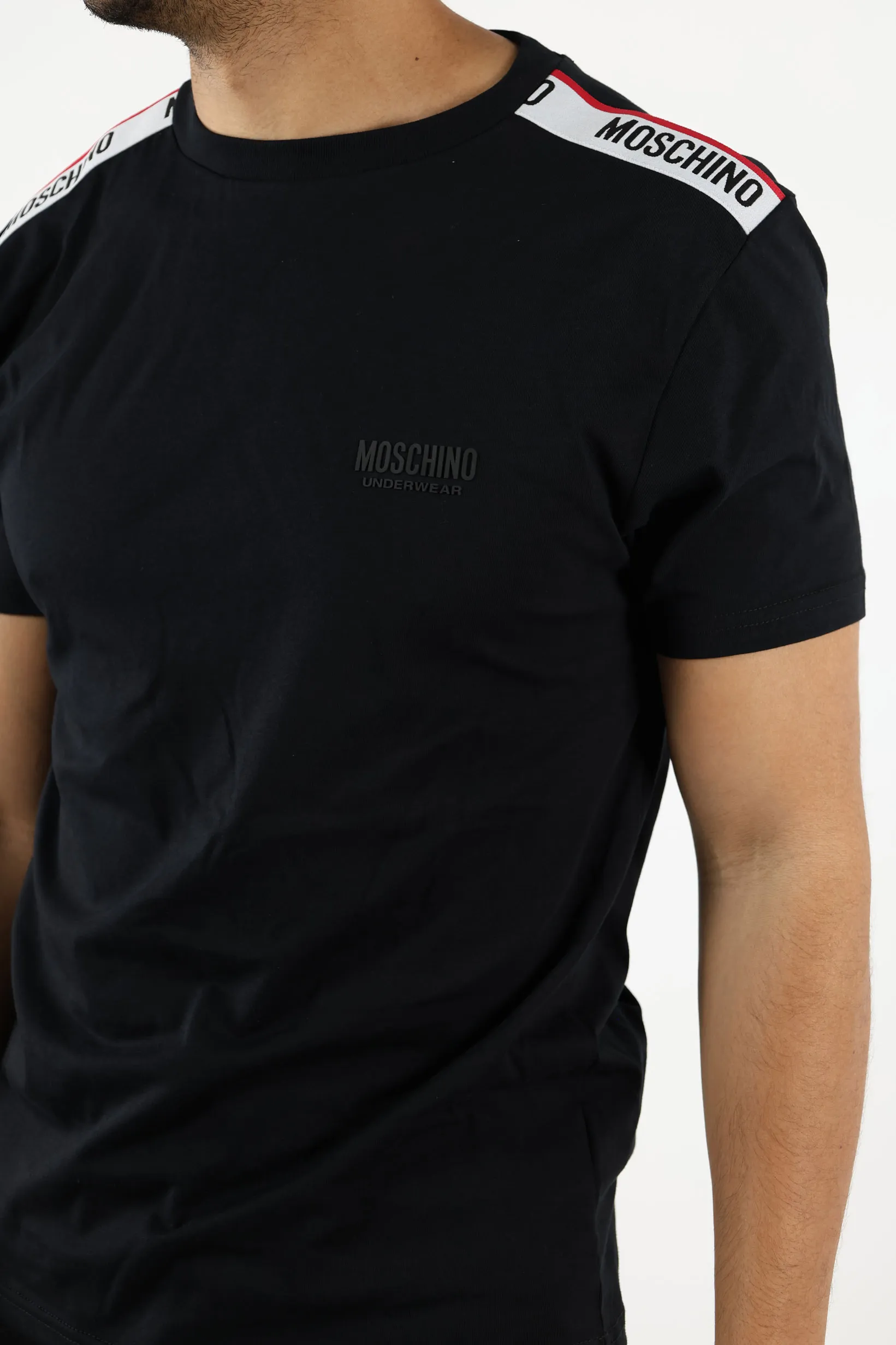 Camiseta negra con logo blanco con detalle rojo en cinta en hombros