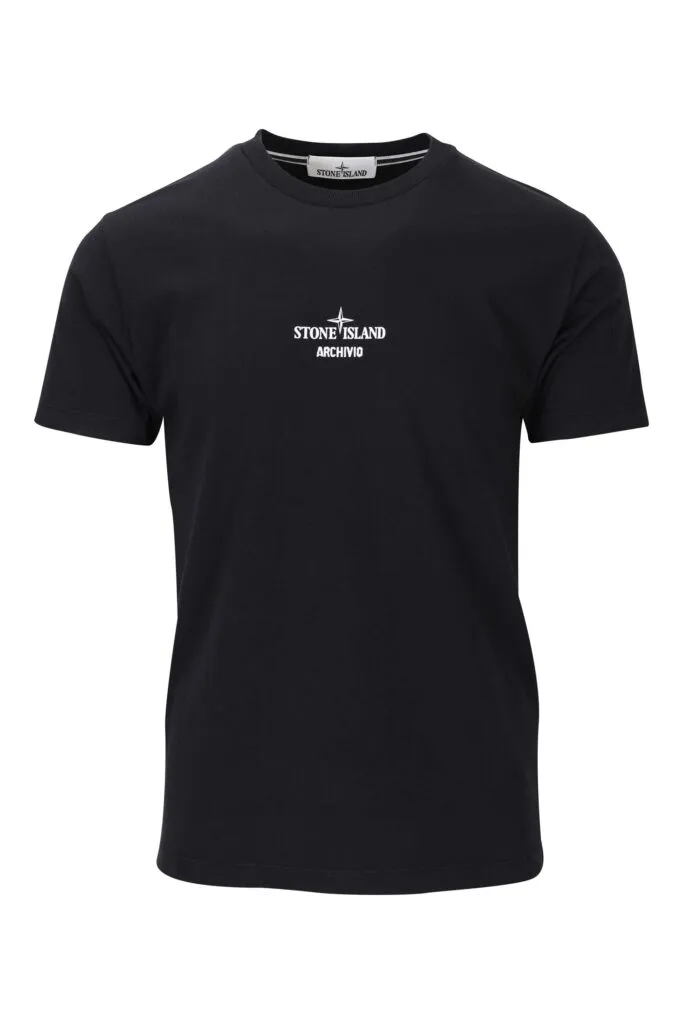 Camiseta negra con logo centrado y estampado detrás
