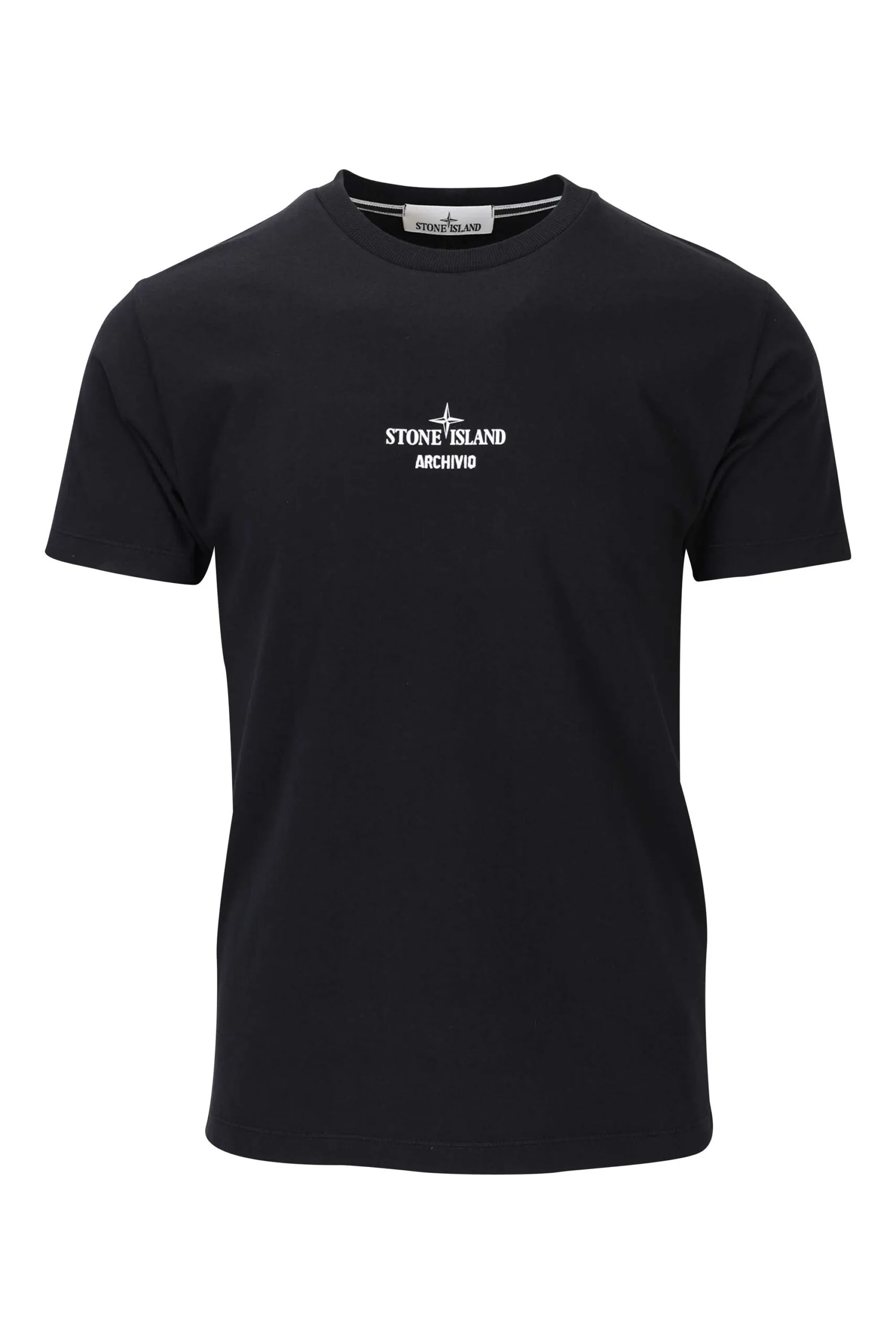 Camiseta negra con logo centrado y estampado detrás