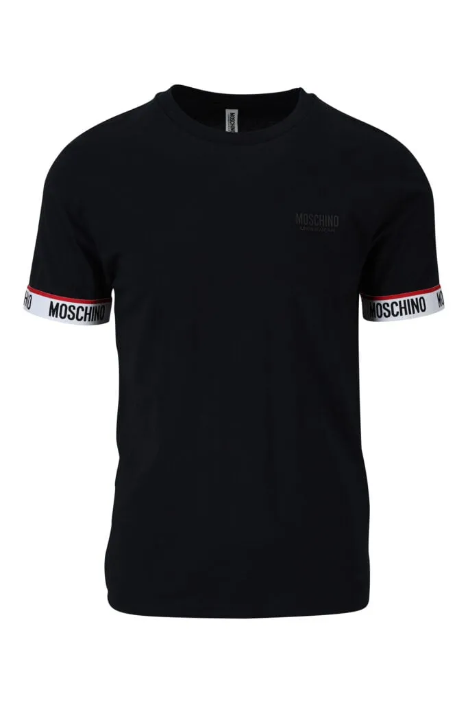 Camiseta negra con logo en cinta en manga