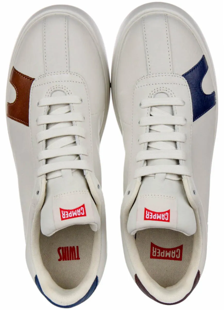 Camper gemelos en entrenadores blancos