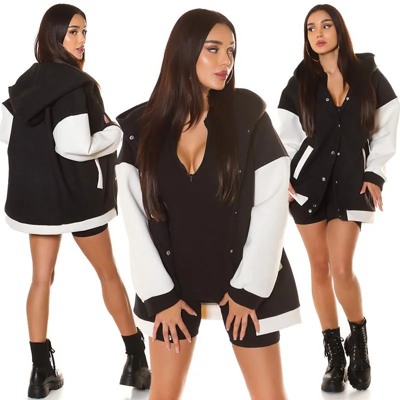 Chaqueta colegial moderna con capucha