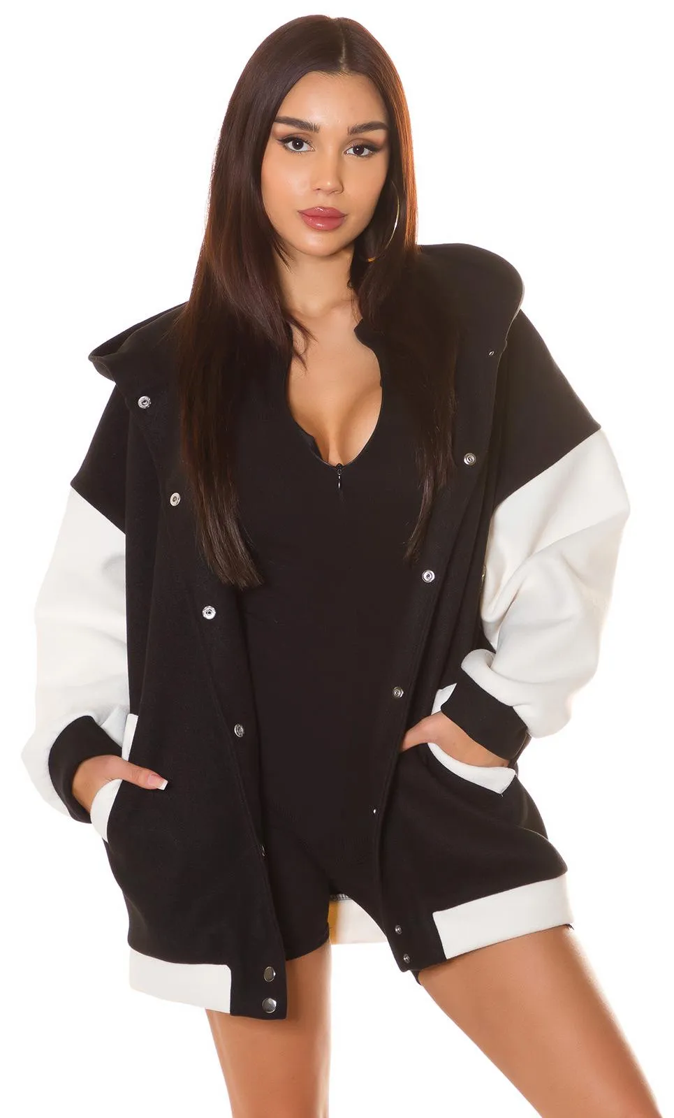 Chaqueta colegial moderna con capucha