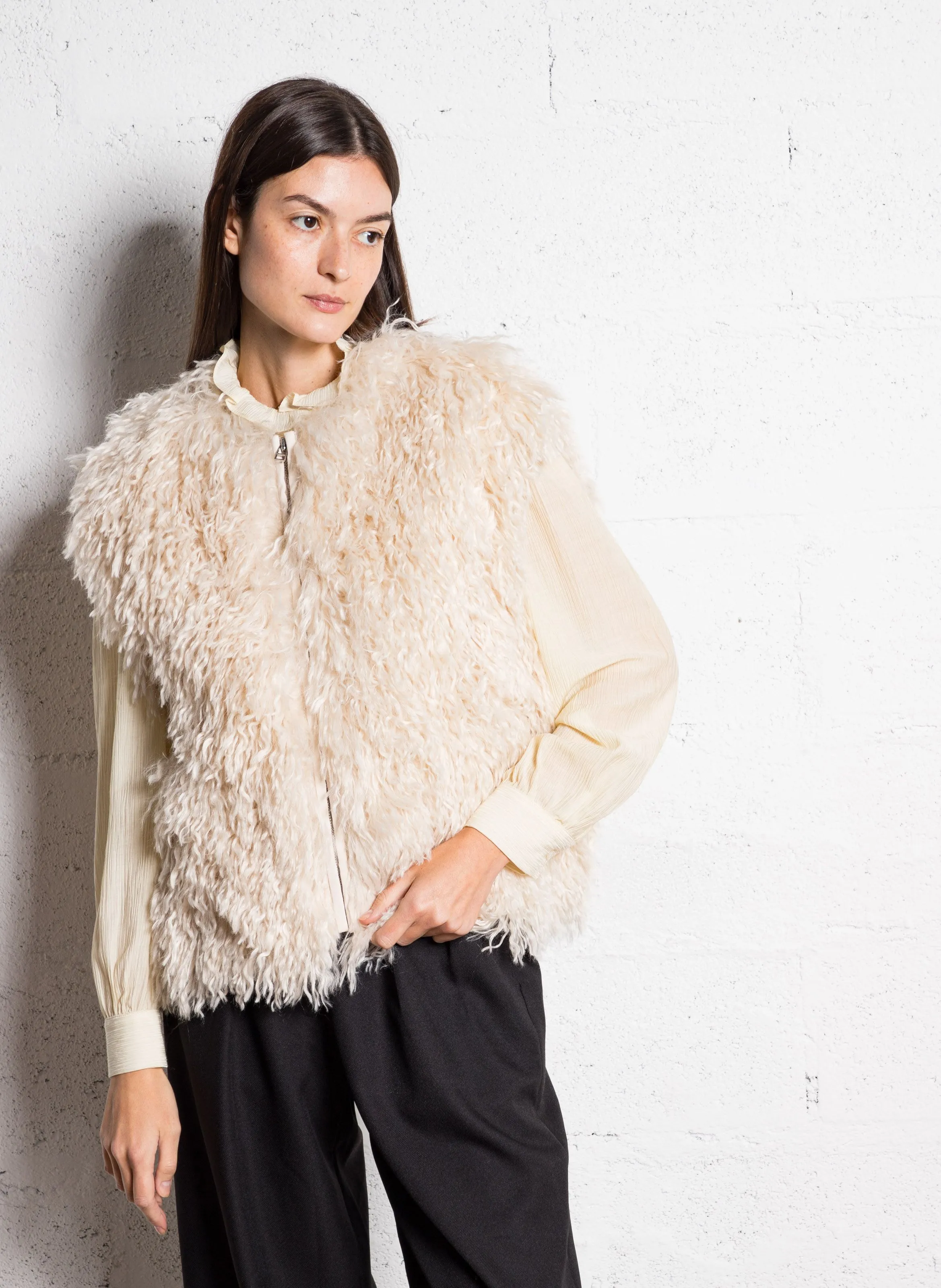 Chaqueta sin mangas con efecto de pelo en blanco