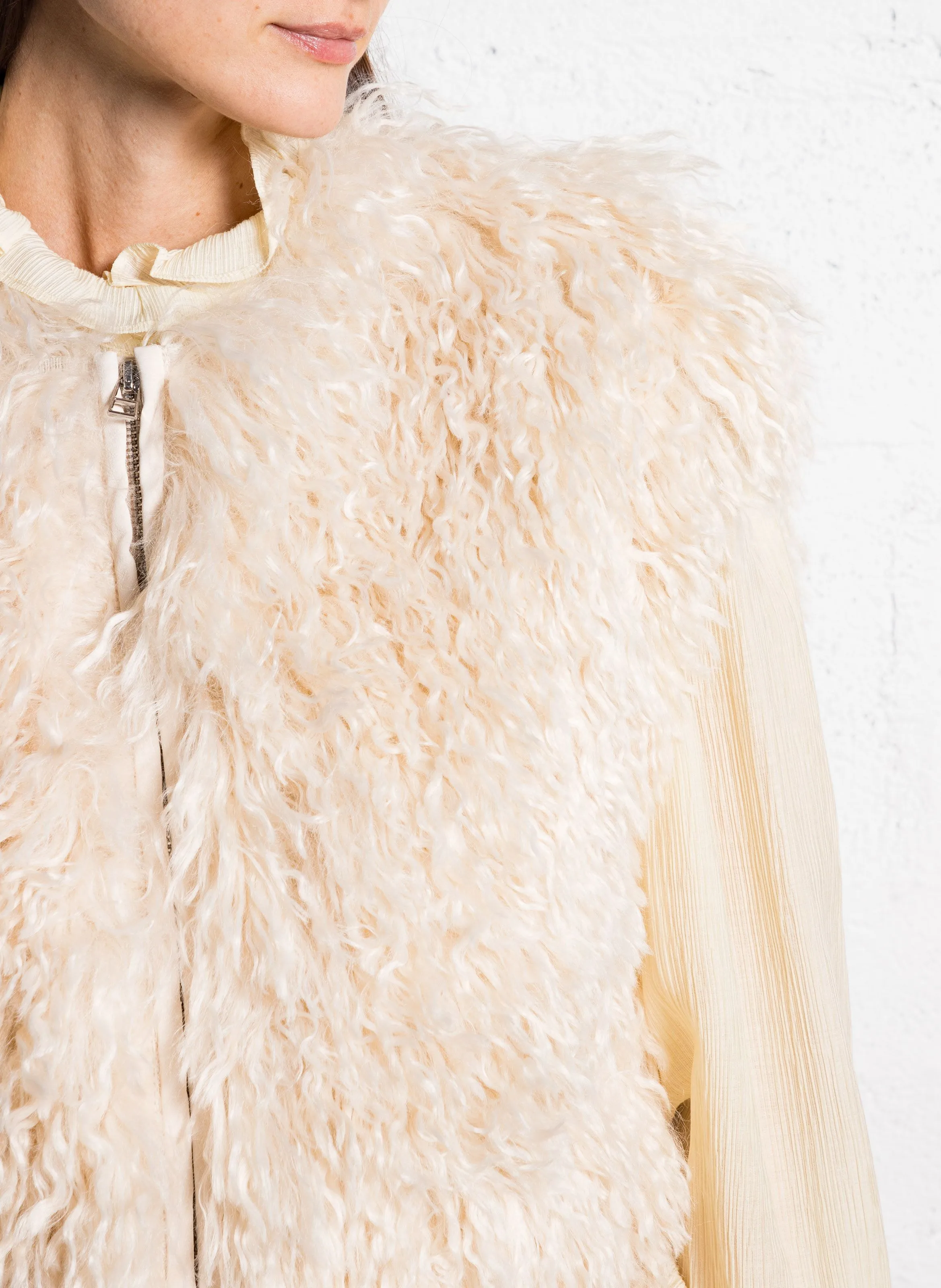 Chaqueta sin mangas con efecto de pelo en blanco