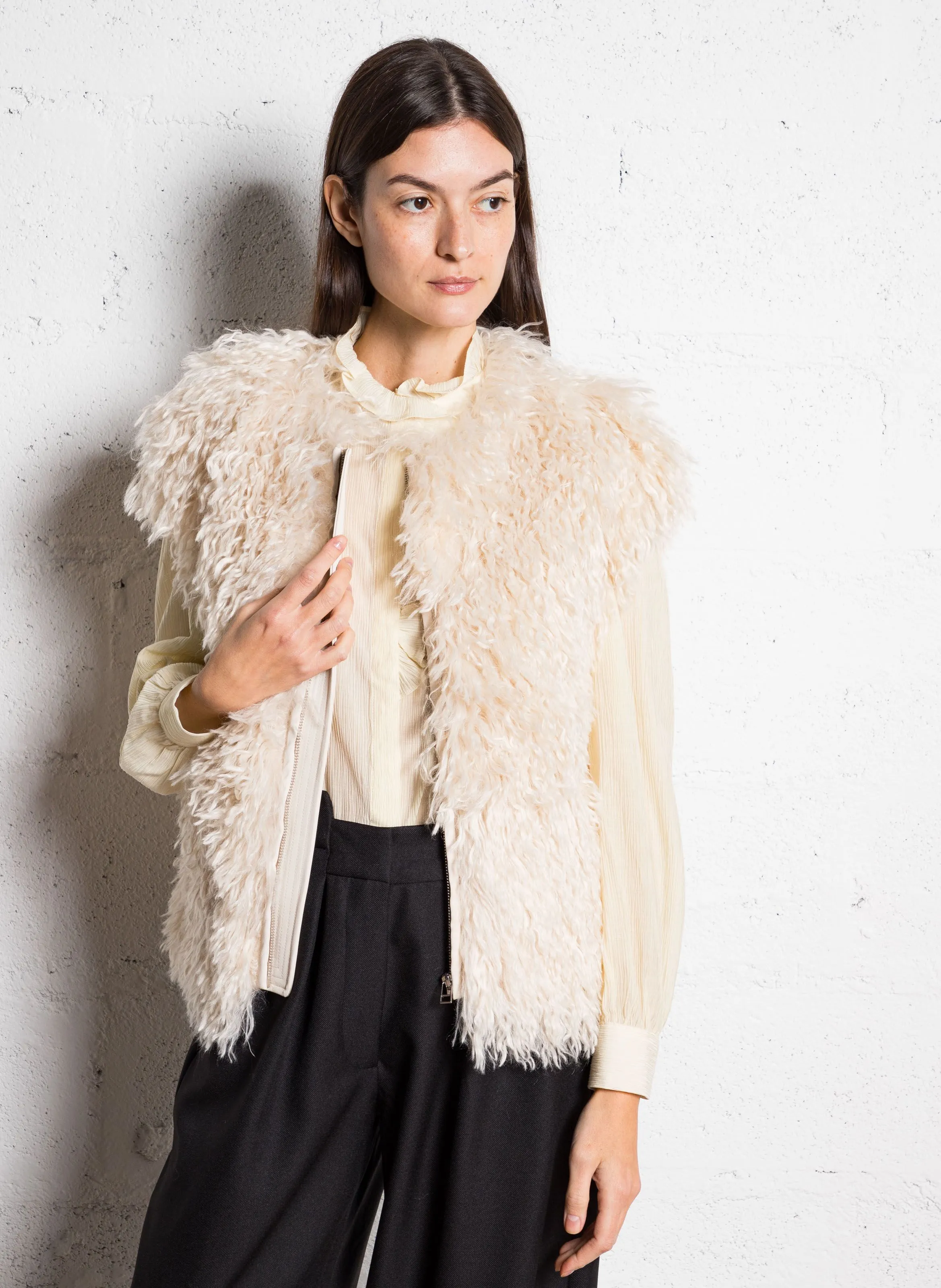 Chaqueta sin mangas con efecto de pelo en blanco