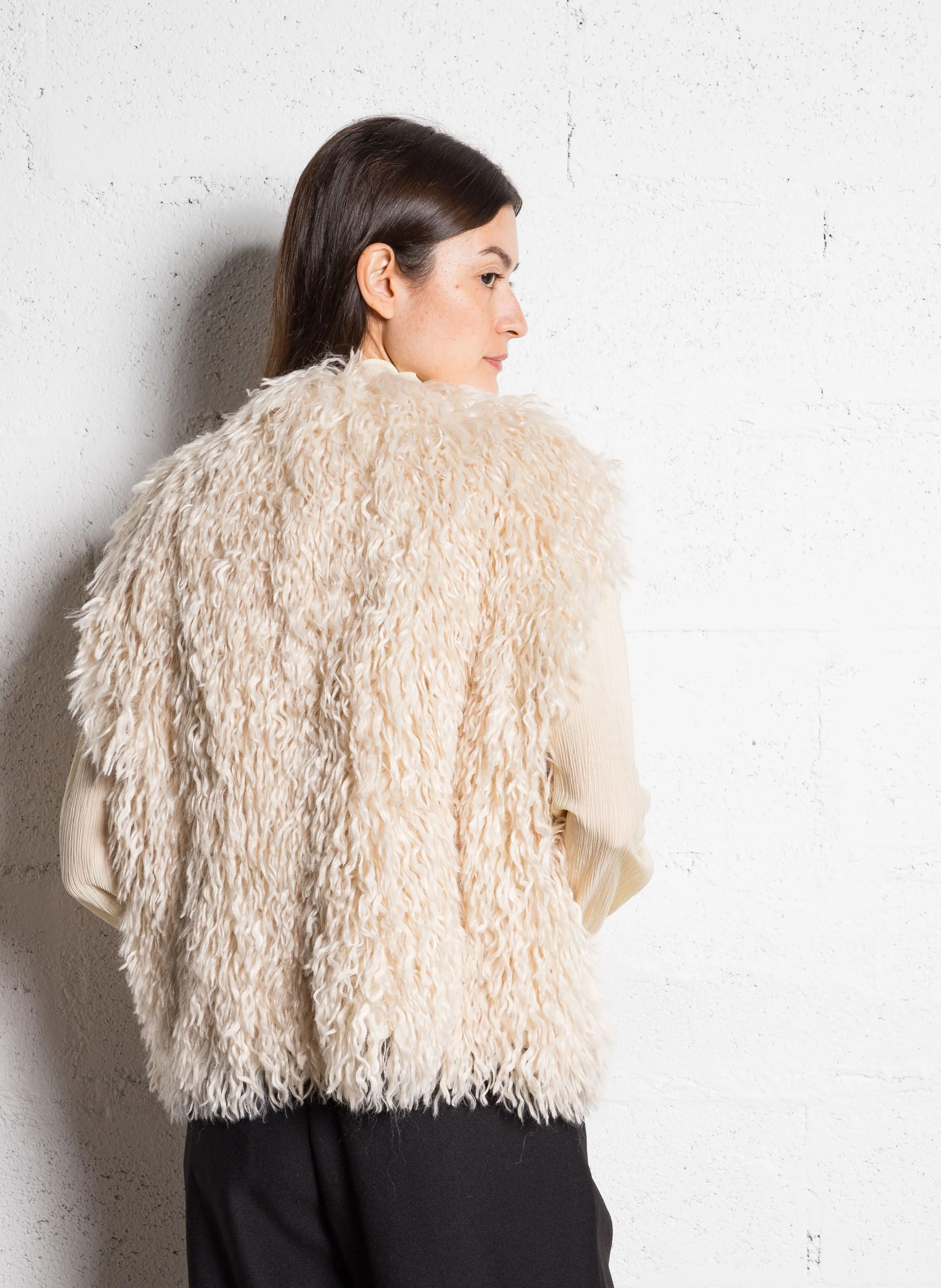 Chaqueta sin mangas con efecto de pelo en blanco