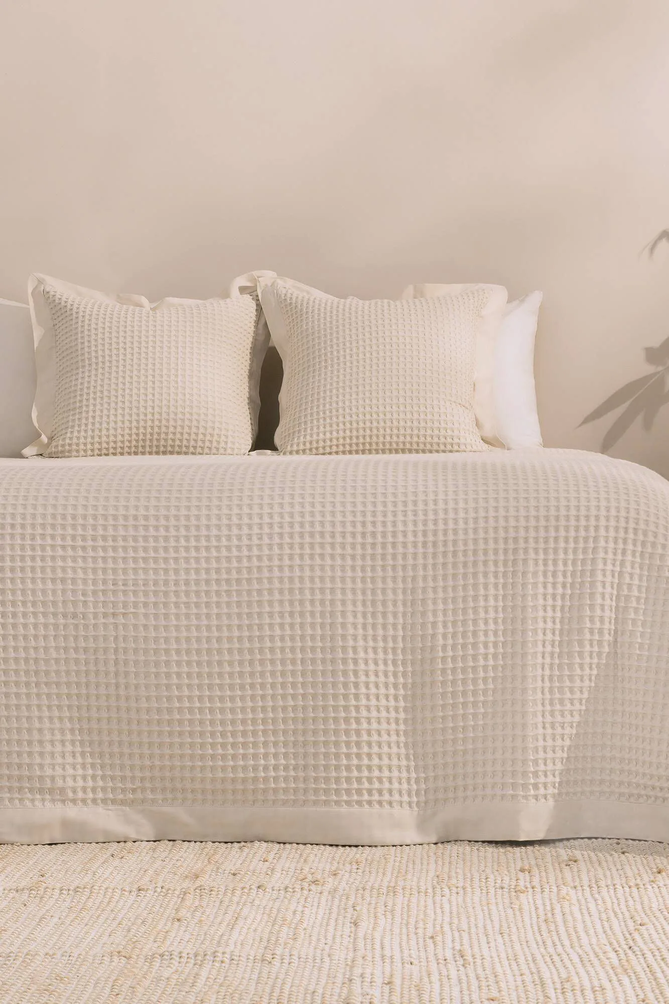 COLCHA 100% ALGOD&OACUTE;N NIDO ABEJA. CAMA 150160CM.