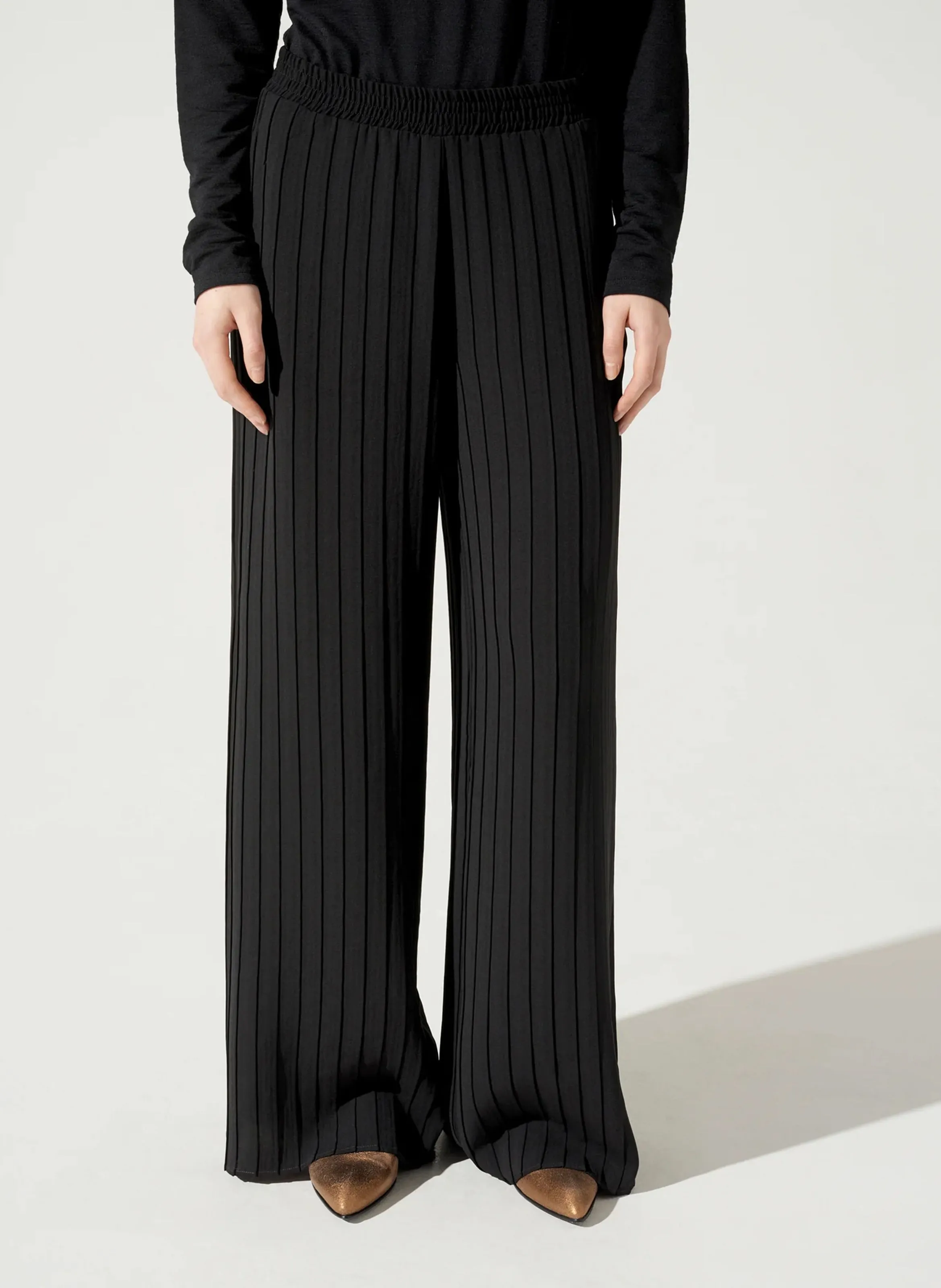 COTELAC Pantalón ancho plisado en negro