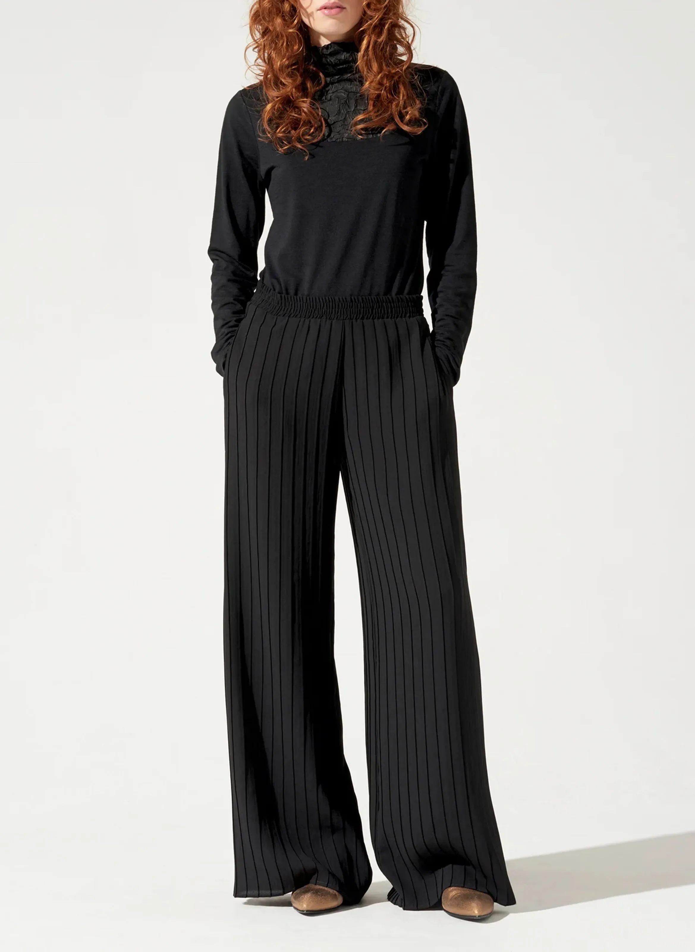 COTELAC Pantalón ancho plisado en negro