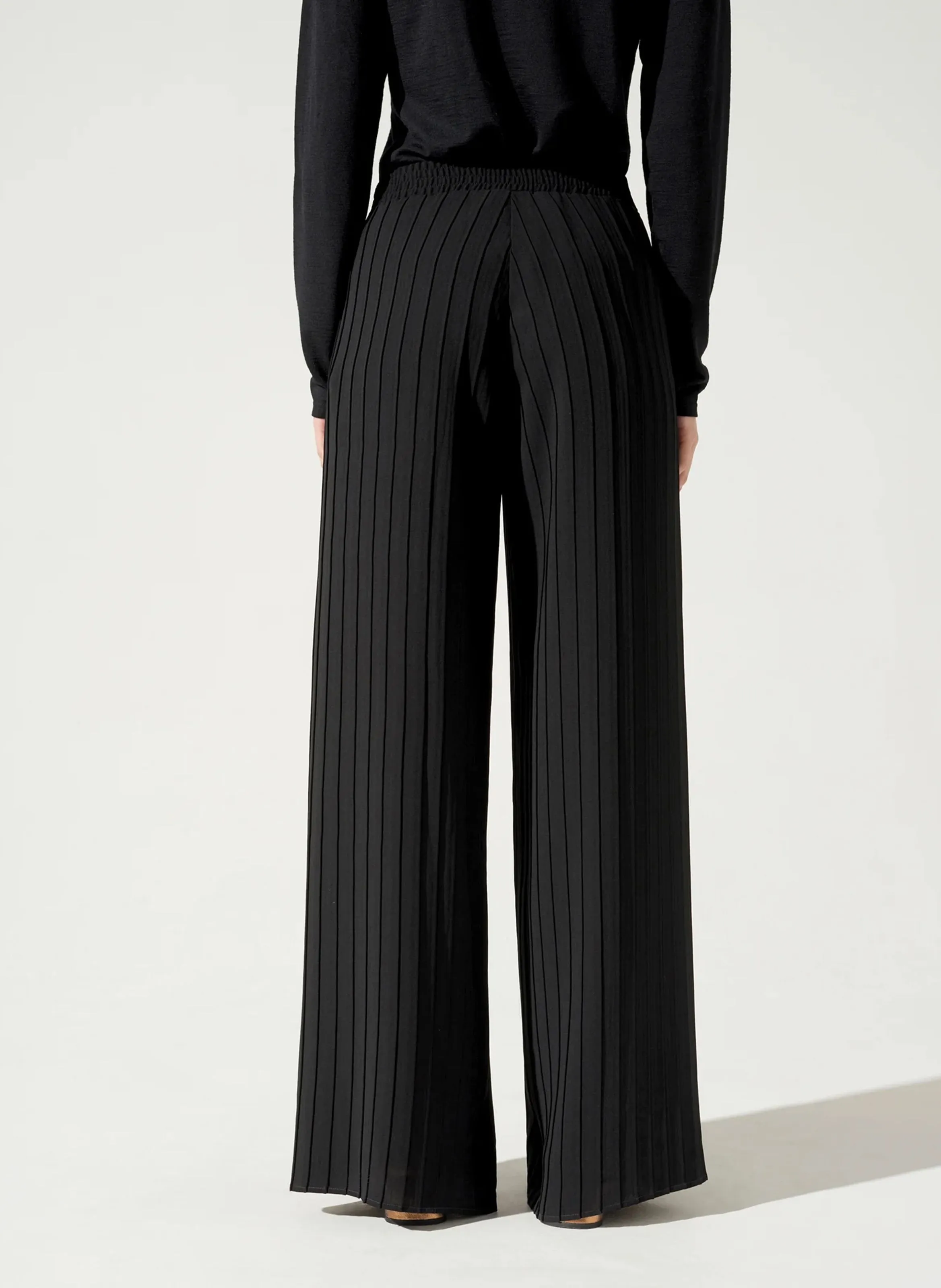 COTELAC Pantalón ancho plisado en negro