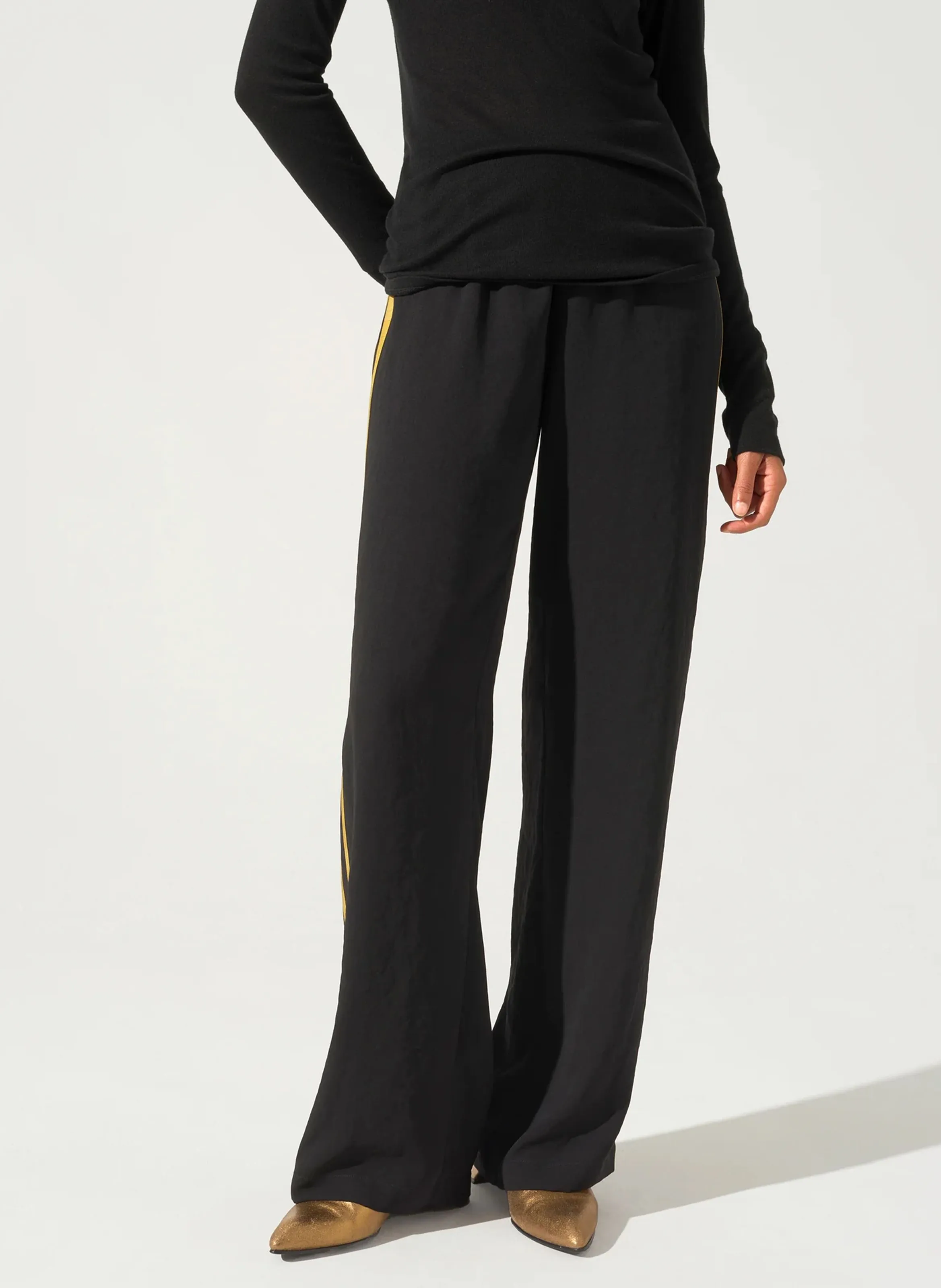 COTELAC Pantalón recto con smocks en negro