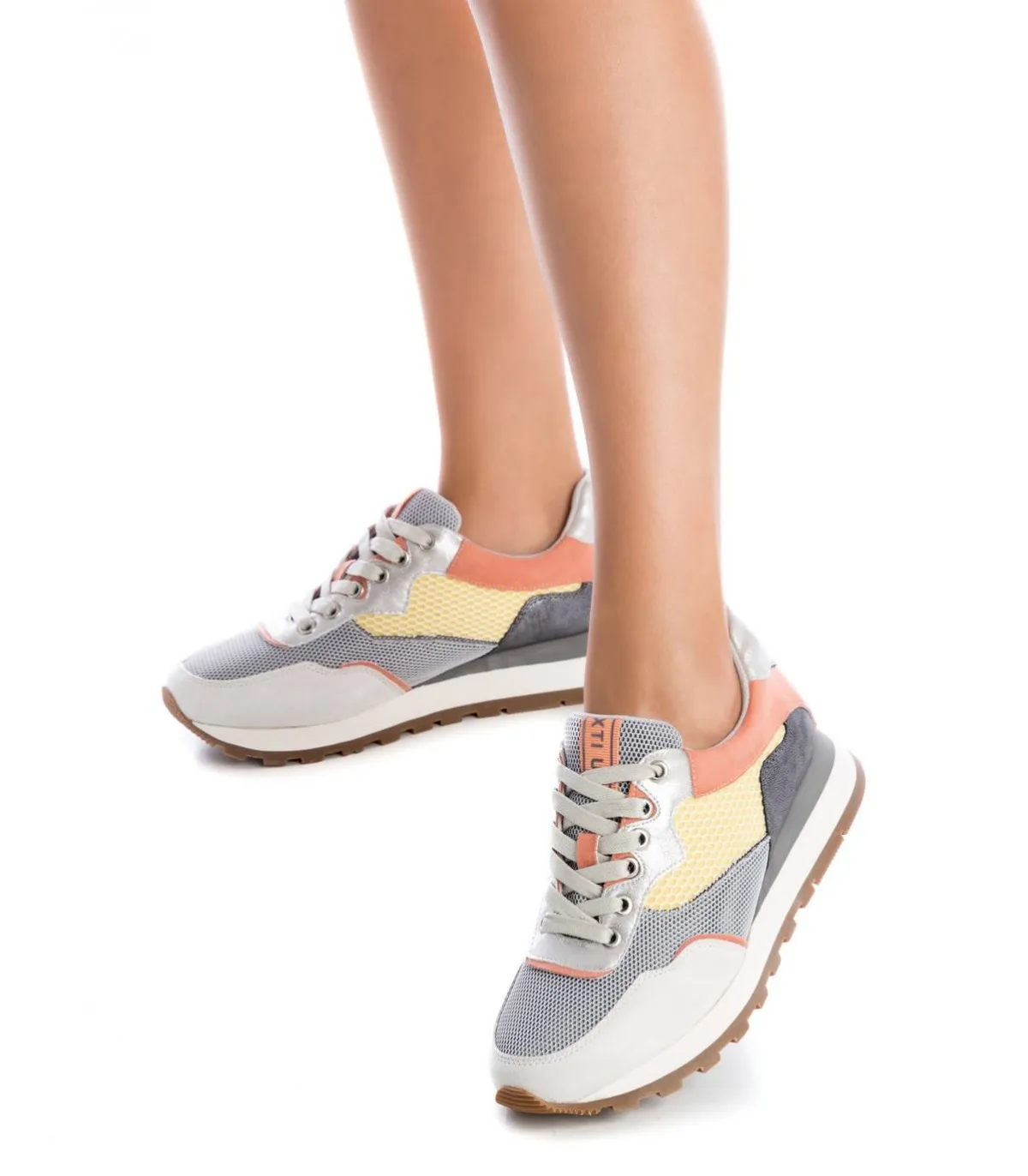 Deportivo de color gris para mujer