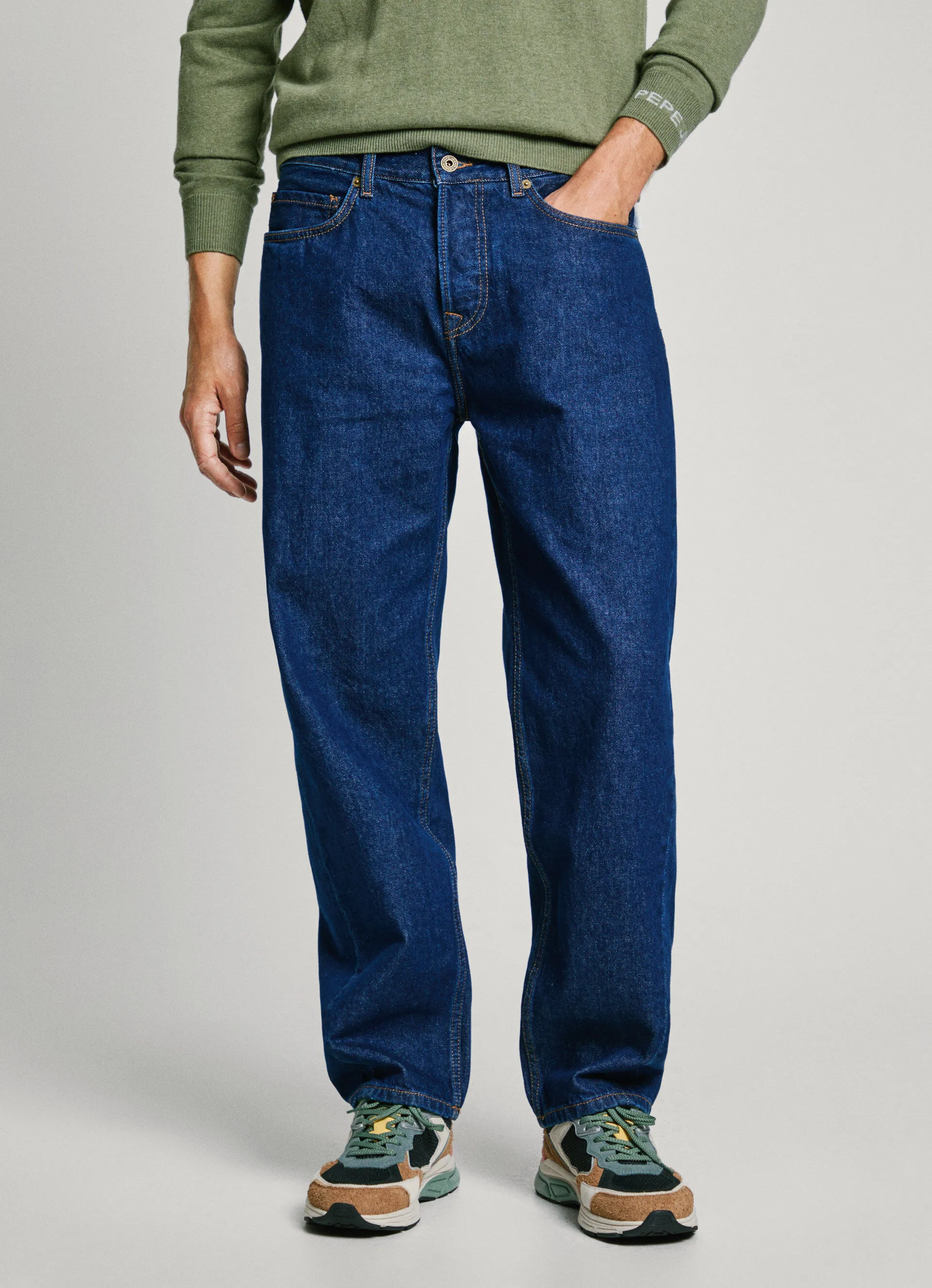 JEANS FIT LOOSE Y TIRO REGULAR  BARREL JEANS