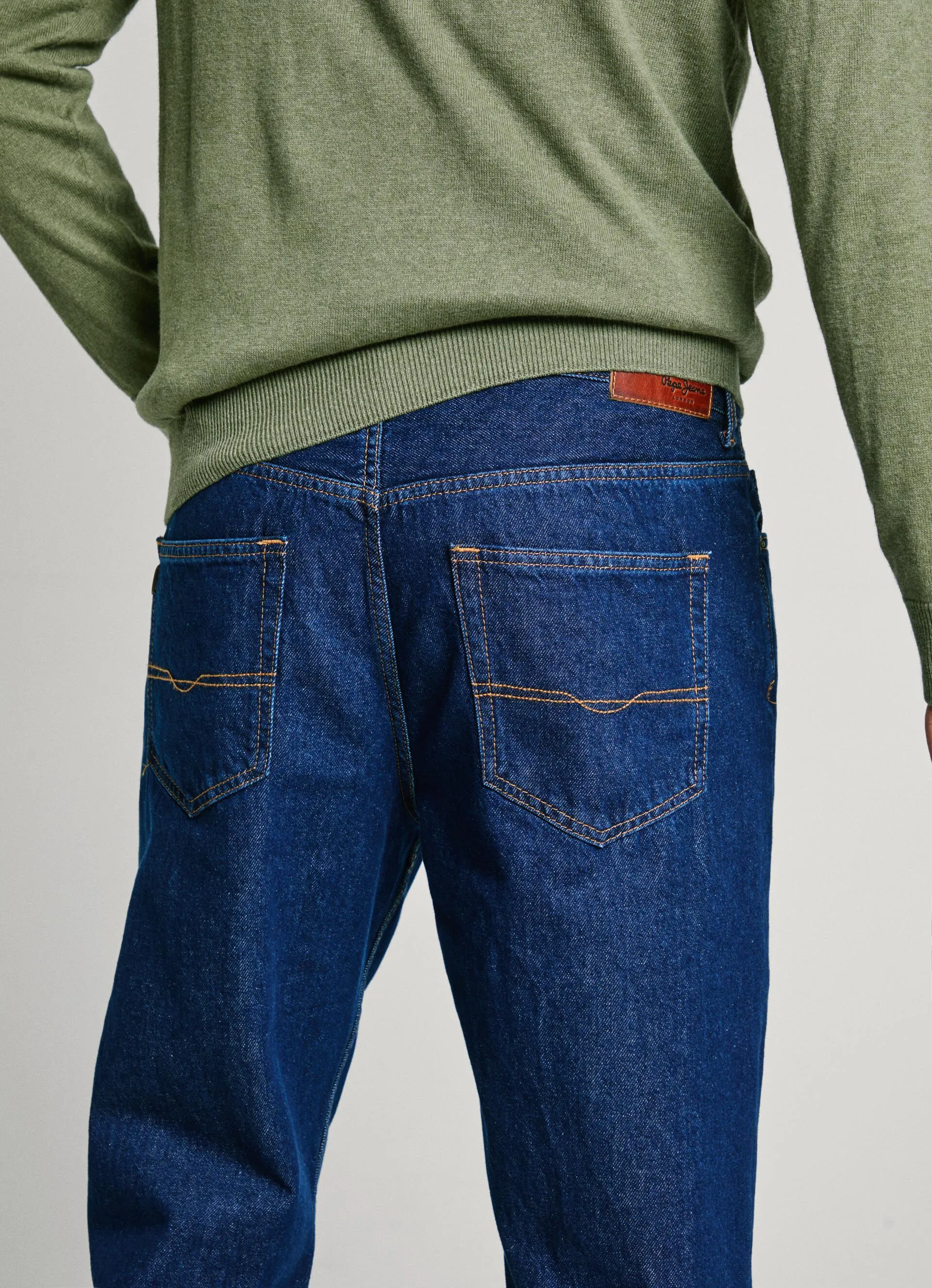 JEANS FIT LOOSE Y TIRO REGULAR  BARREL JEANS