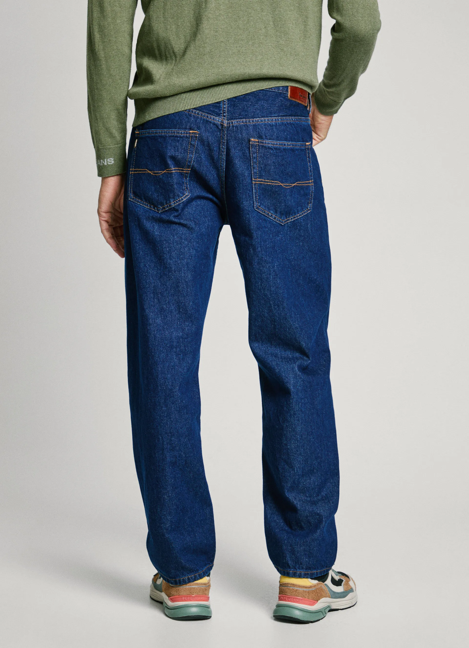JEANS FIT LOOSE Y TIRO REGULAR  BARREL JEANS