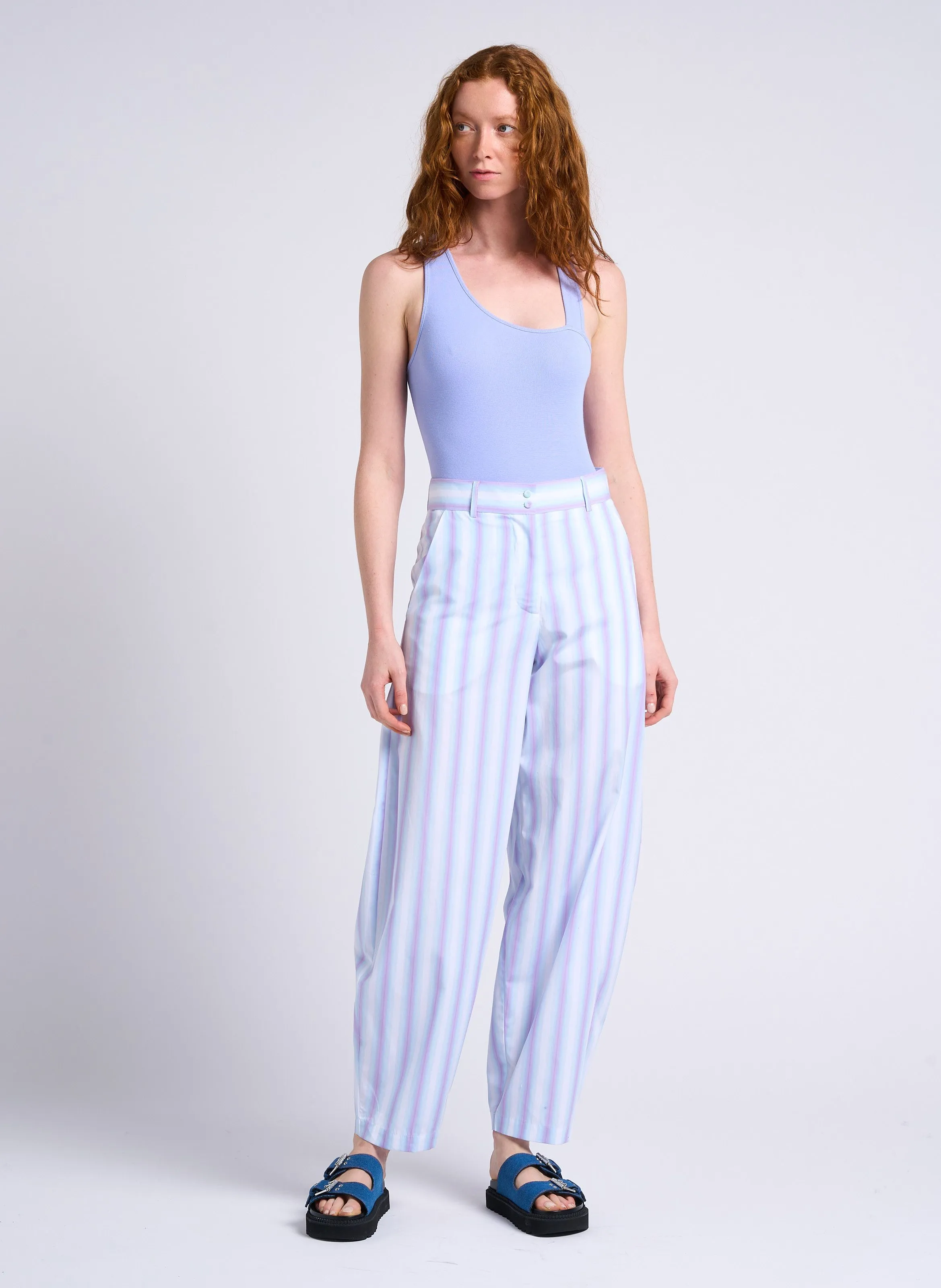 MARGAUX LONNBERG BEATTY  PANTALóN RECTO DE RAYAS EN VIOLETA