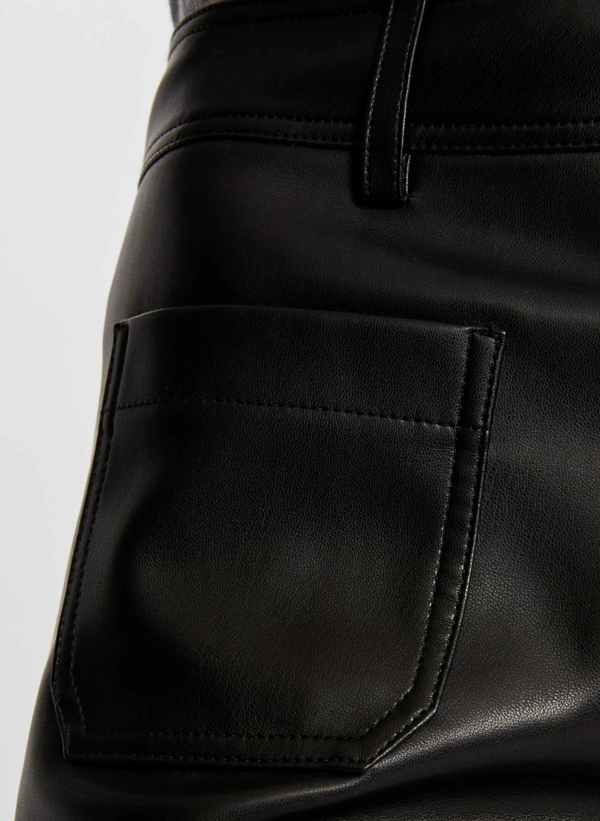 MORGAN PCHOU  PANTALóN ANCHO ASPECTO PIEL EN NEGRO
