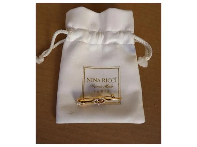 Nina Ricci Broche Blanco Gold hardware 