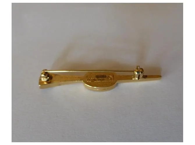 Nina Ricci Broche Blanco Gold hardware 
