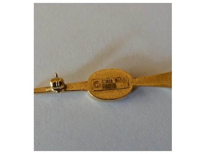 Nina Ricci Broche Blanco Gold hardware 