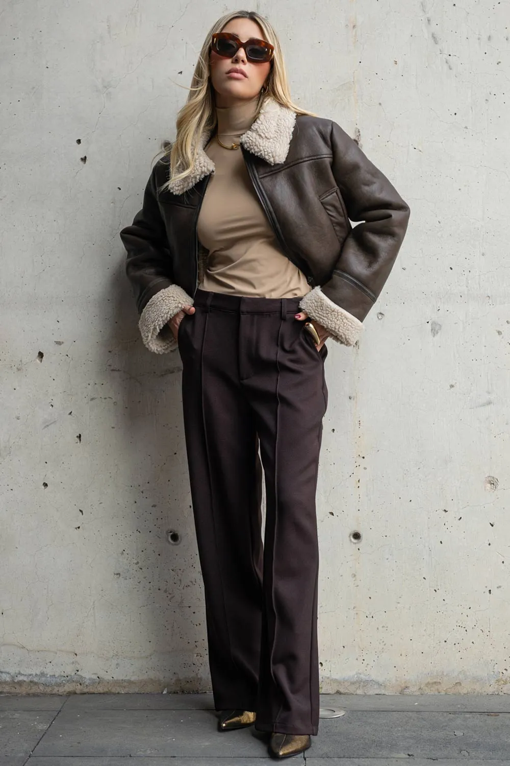 Pantalón de fit wide leg con raya