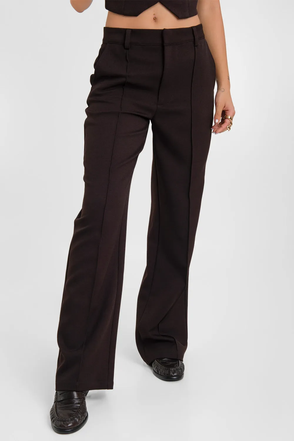 Pantalón de fit wide leg con raya
