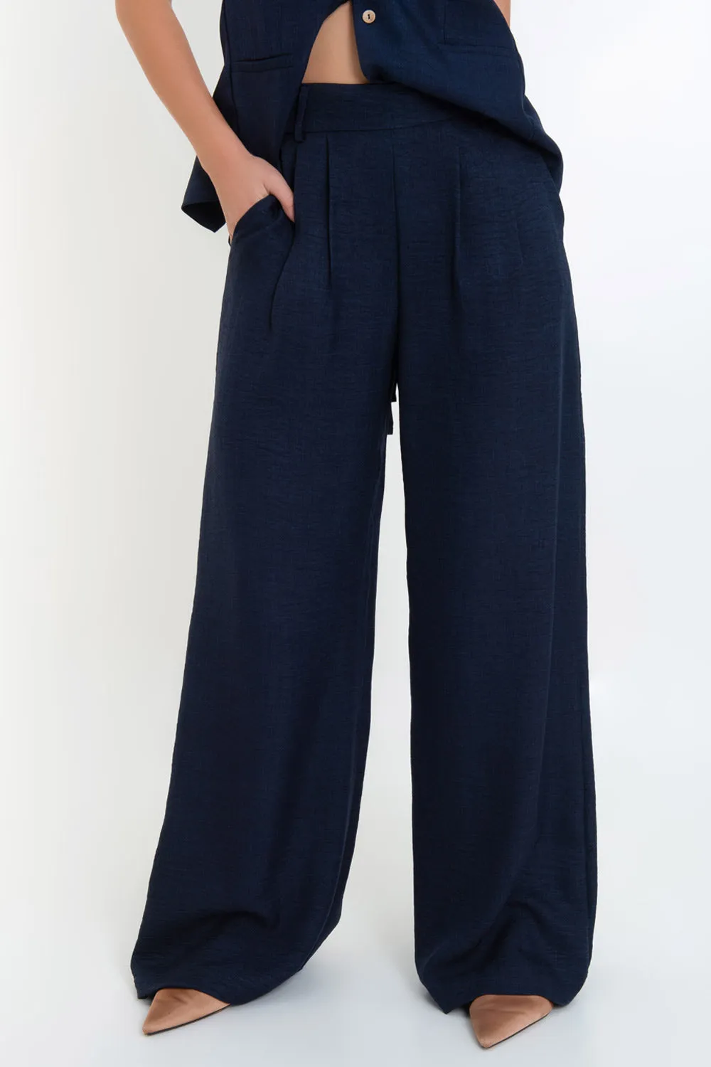 Pantalón fluido wide leg con pinzas