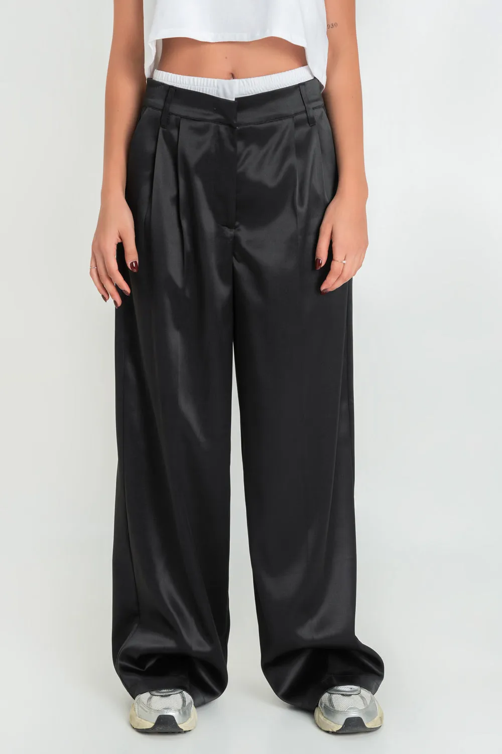 Pantalón satinado boxer en contraste con pinzas