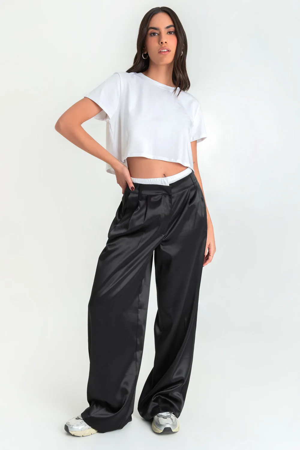 Pantalón satinado boxer en contraste con pinzas