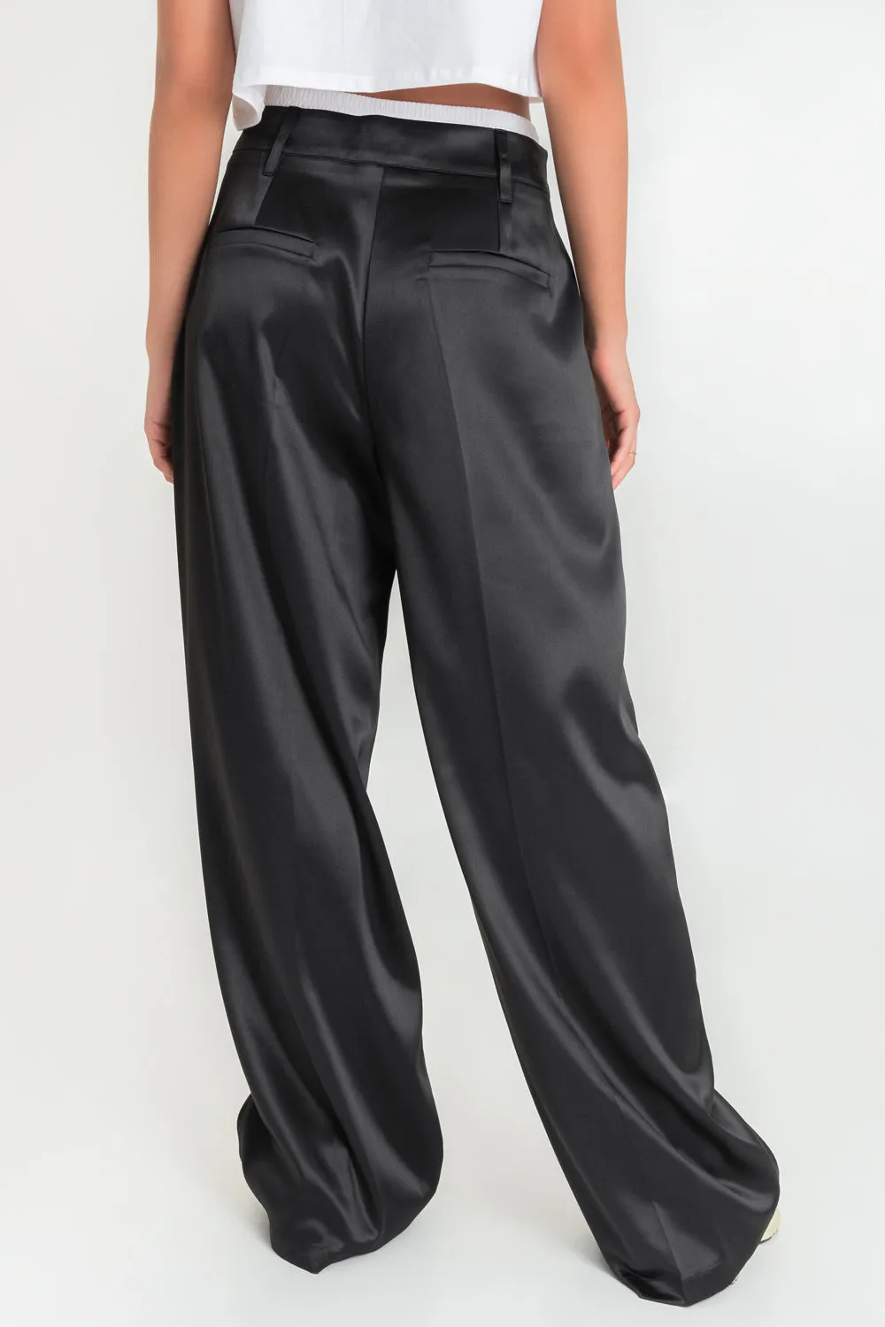 Pantalón satinado boxer en contraste con pinzas